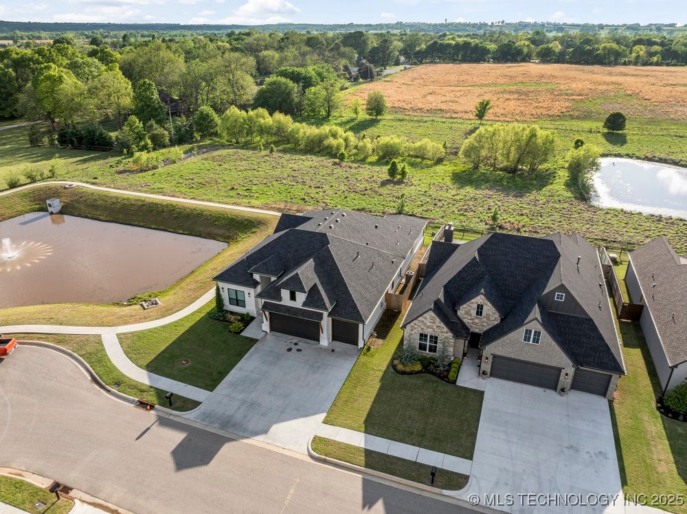 13722 S 20th Place E Property Photo 3