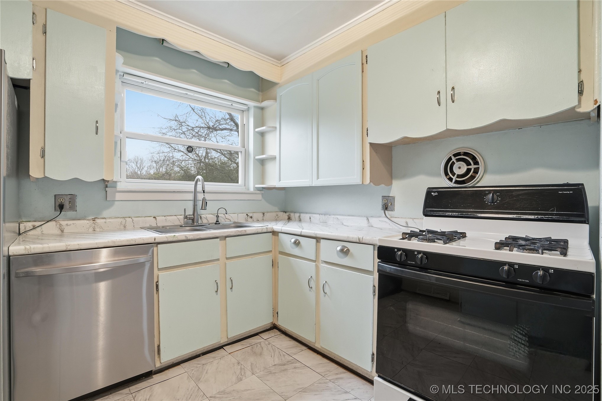 549 N 23rd West Avenue Property Photo 9