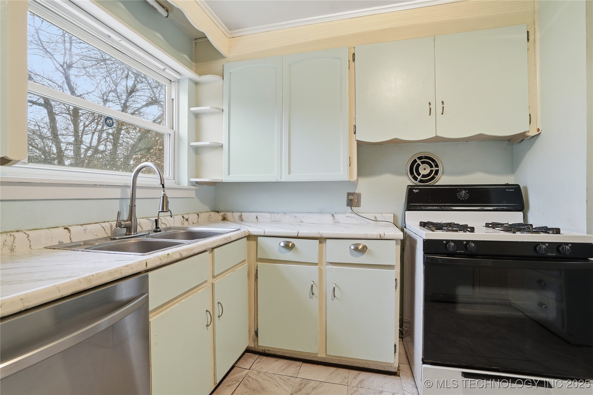 549 N 23rd West Avenue Property Photo 10