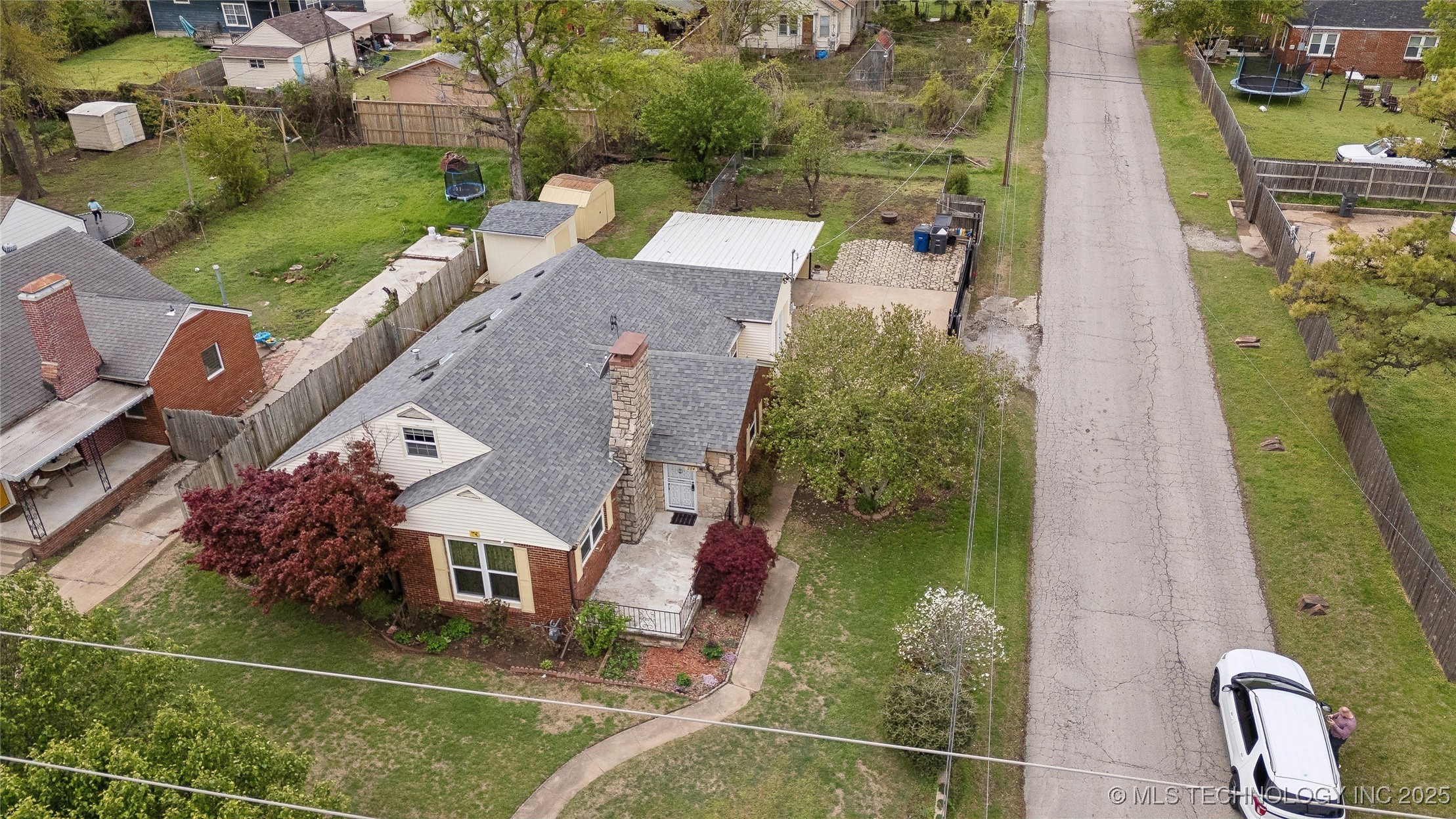 204 S Jamestown Avenue Property Photo 18