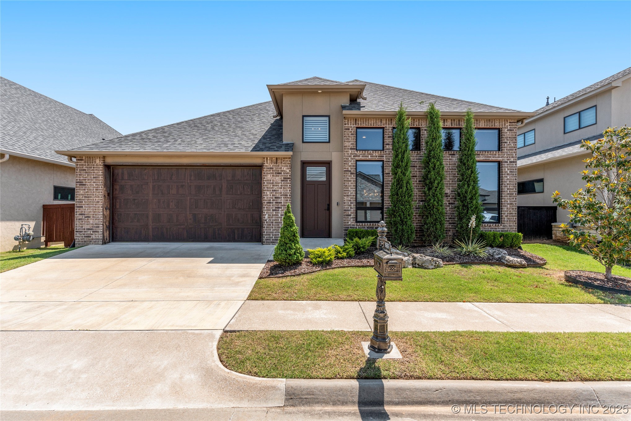 8505 S Phoenix Avenue Property Photo 1