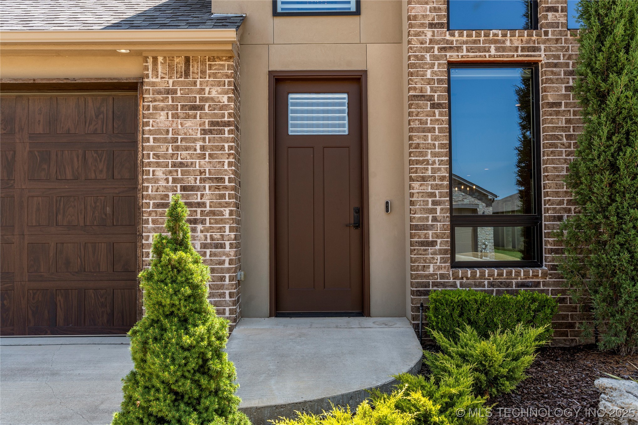 8505 S Phoenix Avenue Property Photo 2