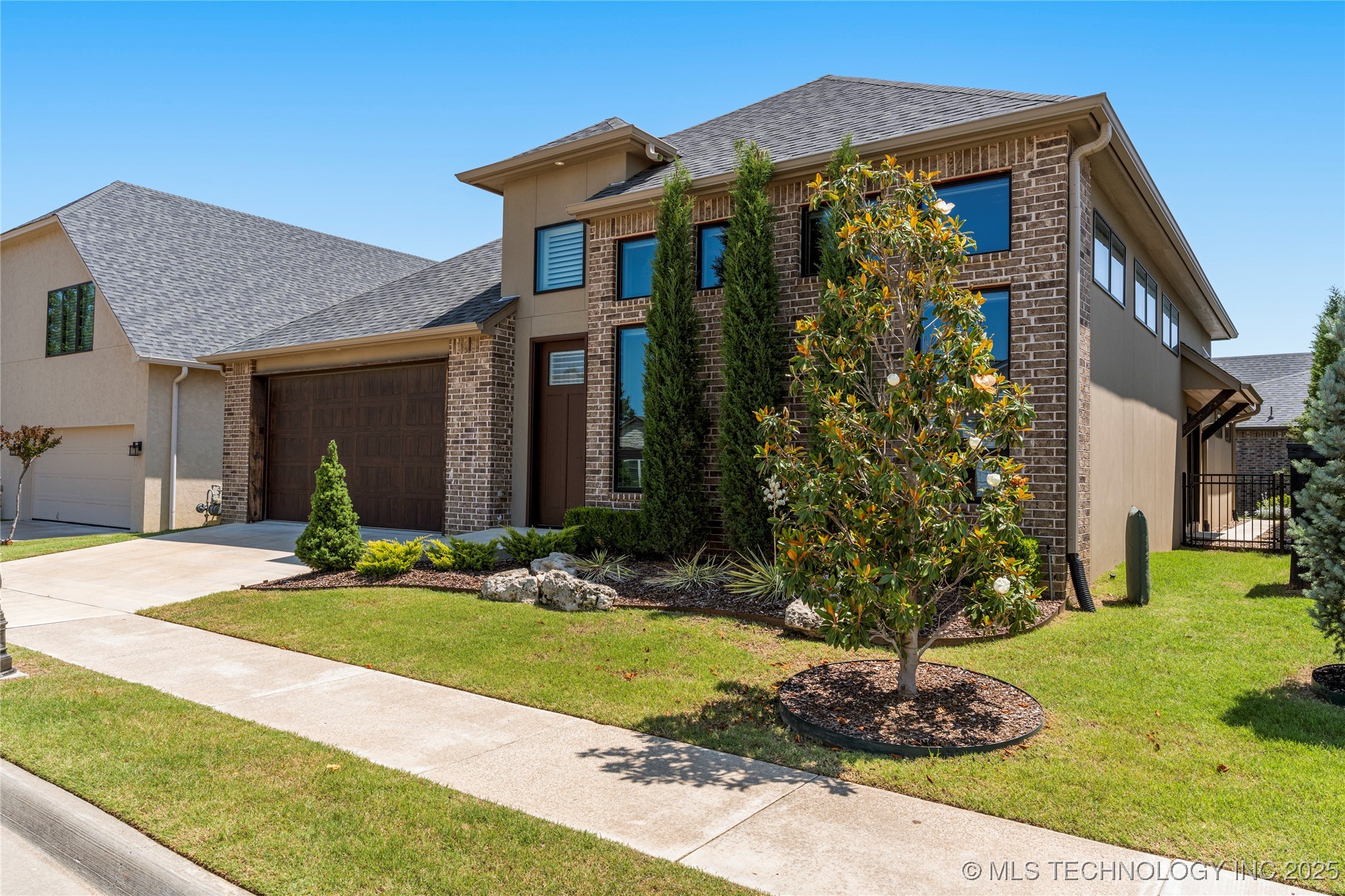 8505 S Phoenix Avenue Property Photo 3