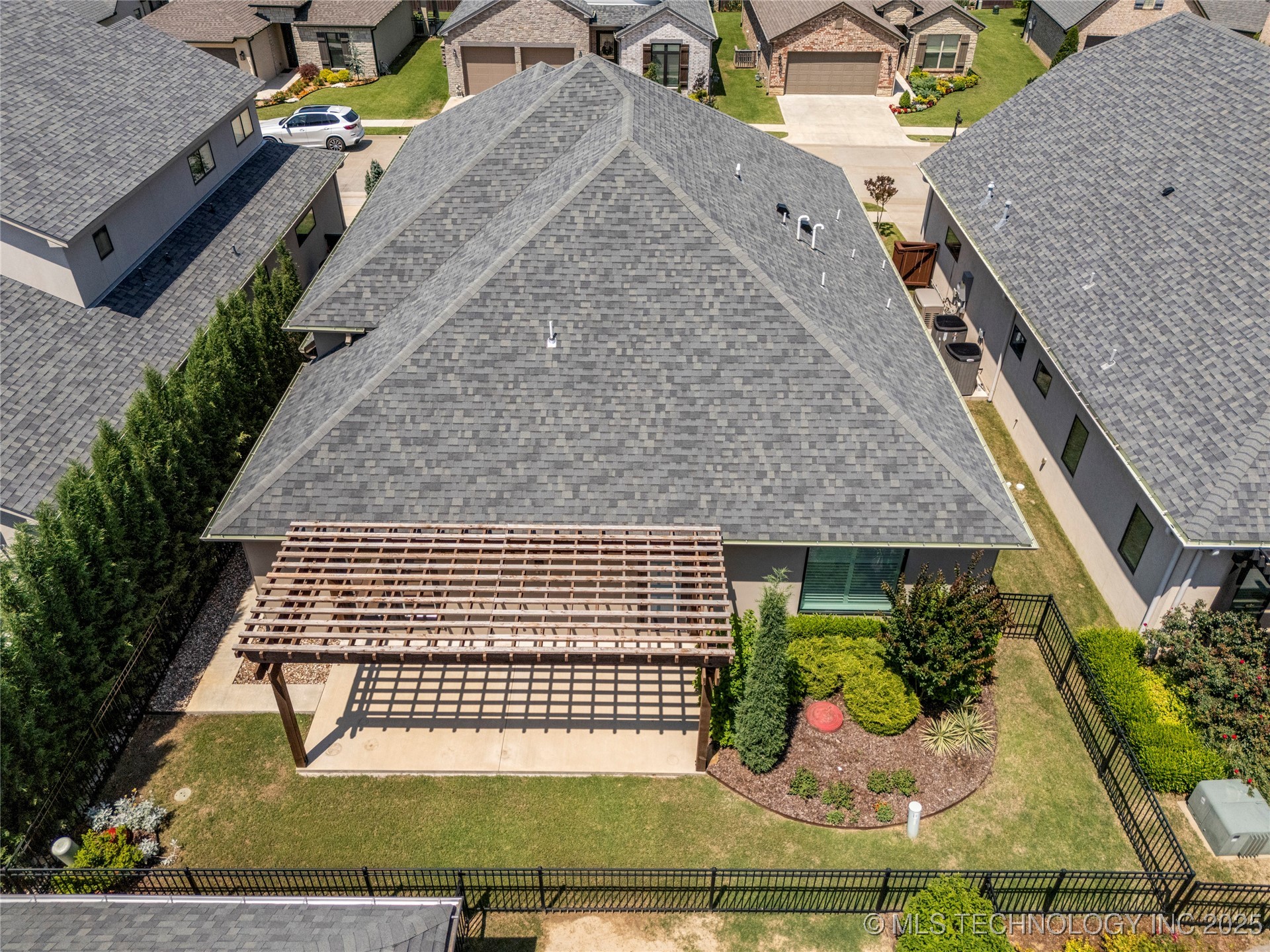 8505 S Phoenix Avenue Property Photo 4