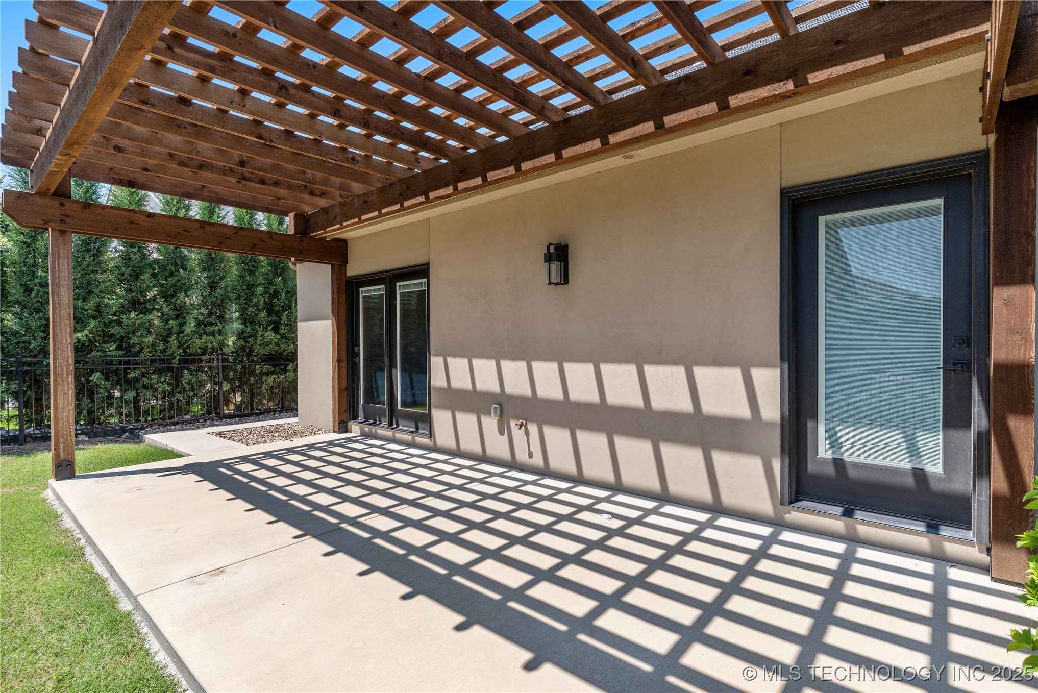 8505 S Phoenix Avenue Property Photo 5