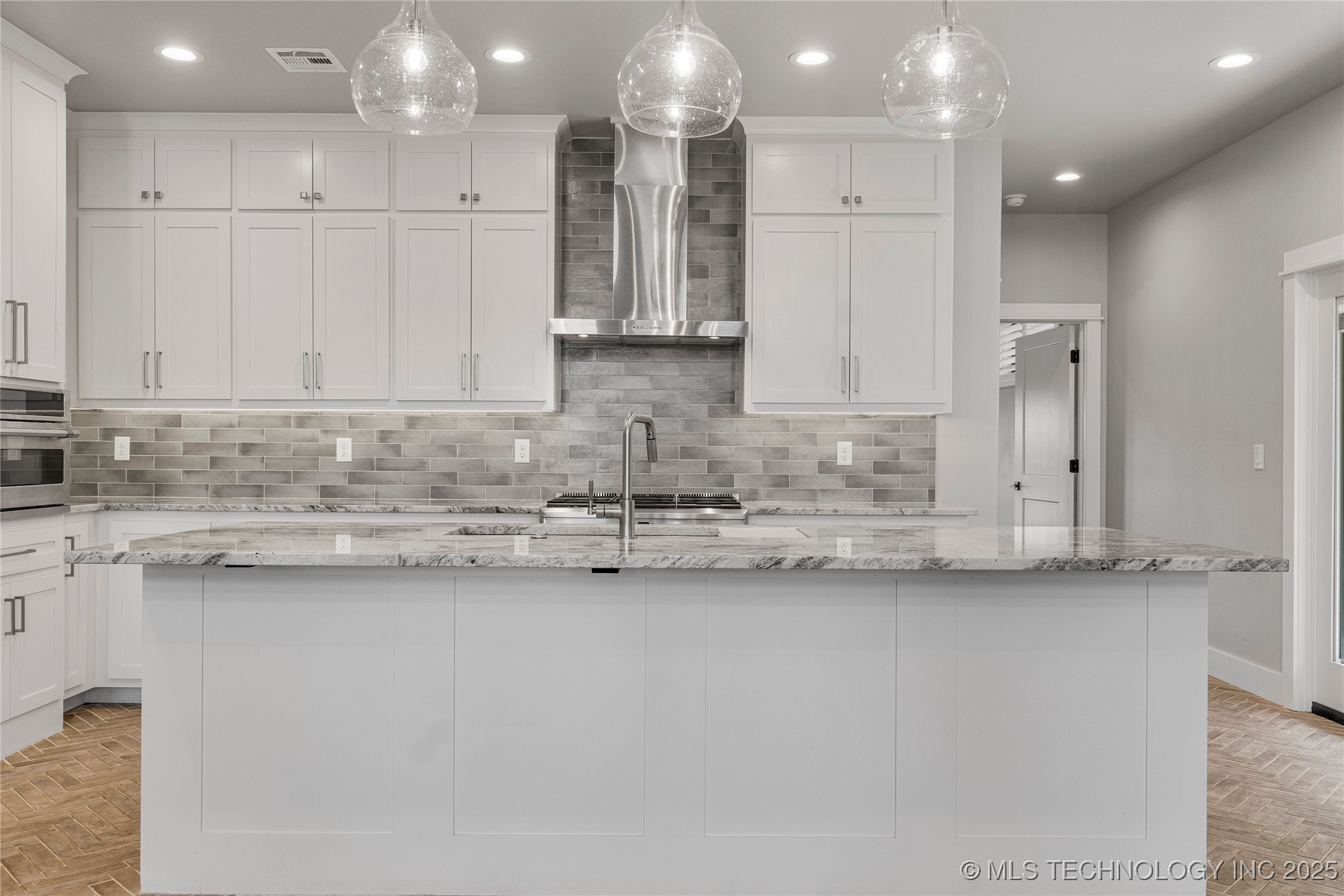 8505 S Phoenix Avenue Property Photo 6