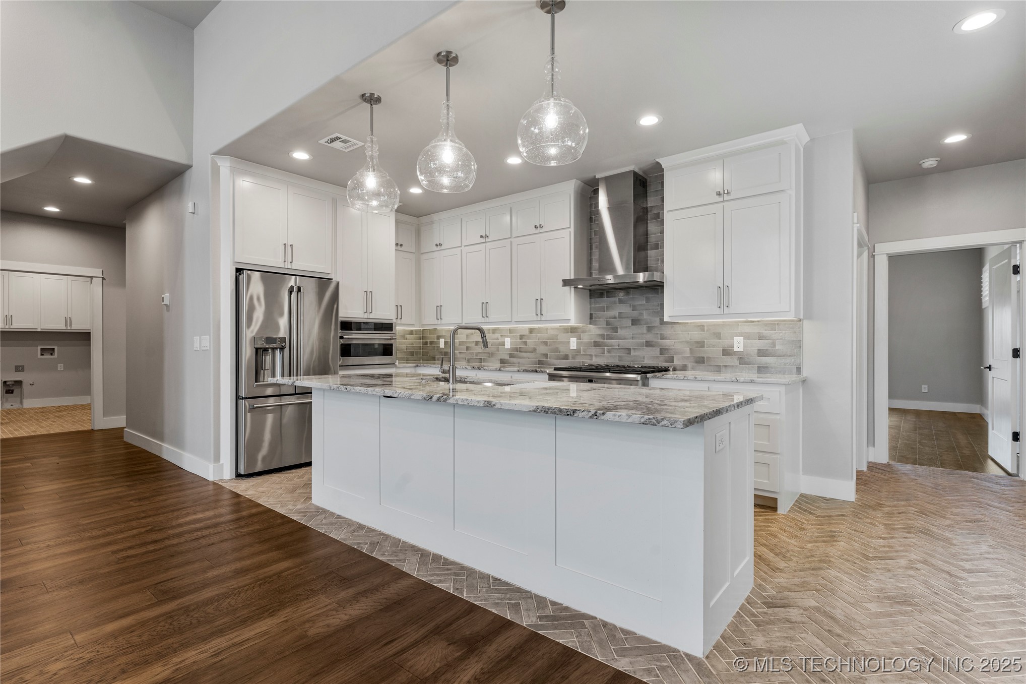 8505 S Phoenix Avenue Property Photo 8