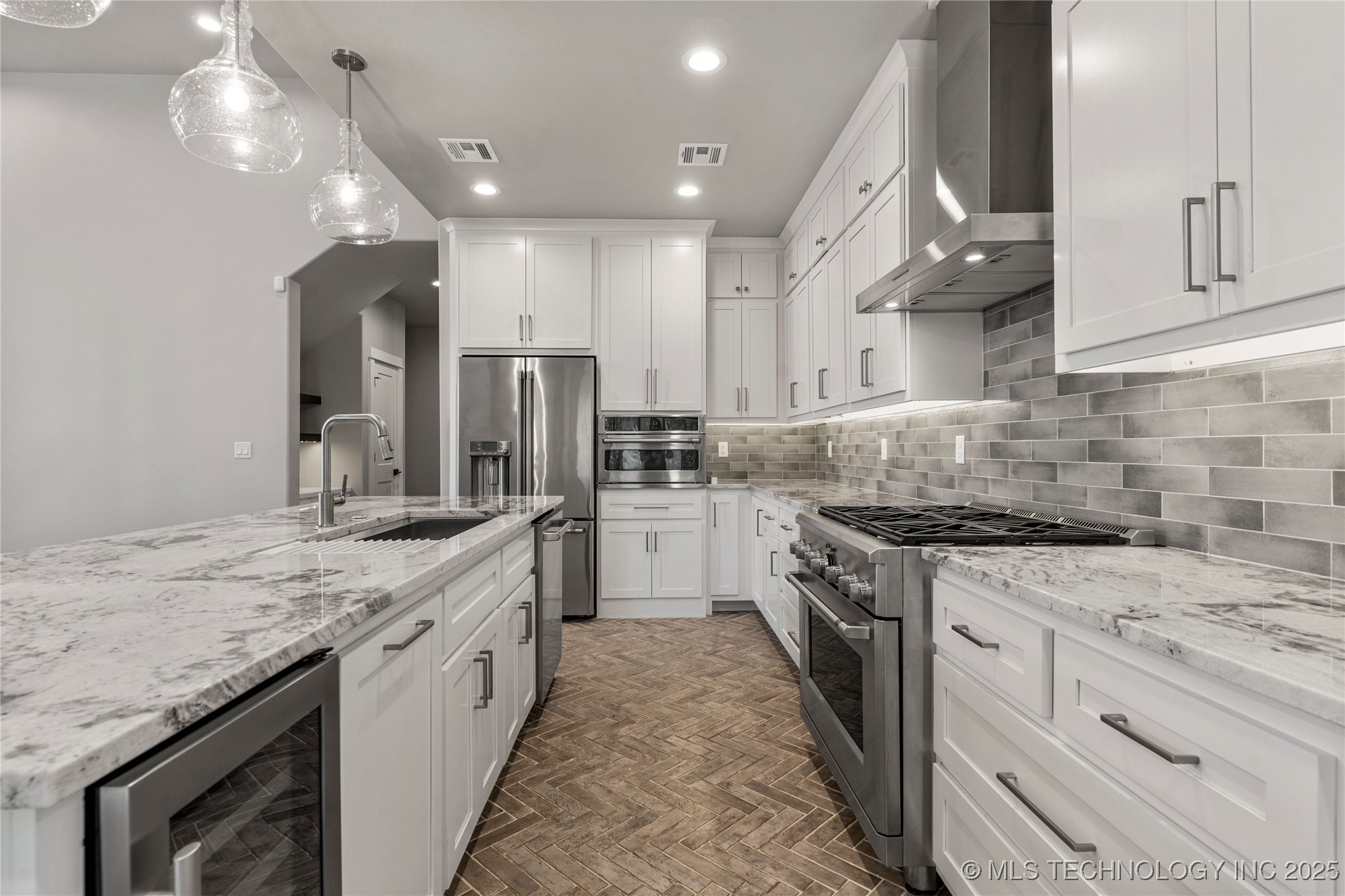 8505 S Phoenix Avenue Property Photo 9