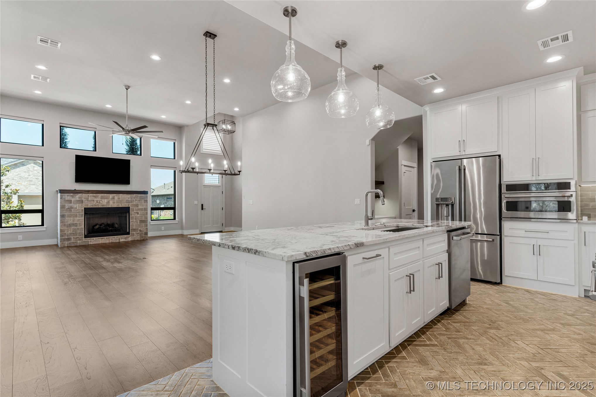 8505 S Phoenix Avenue Property Photo 10