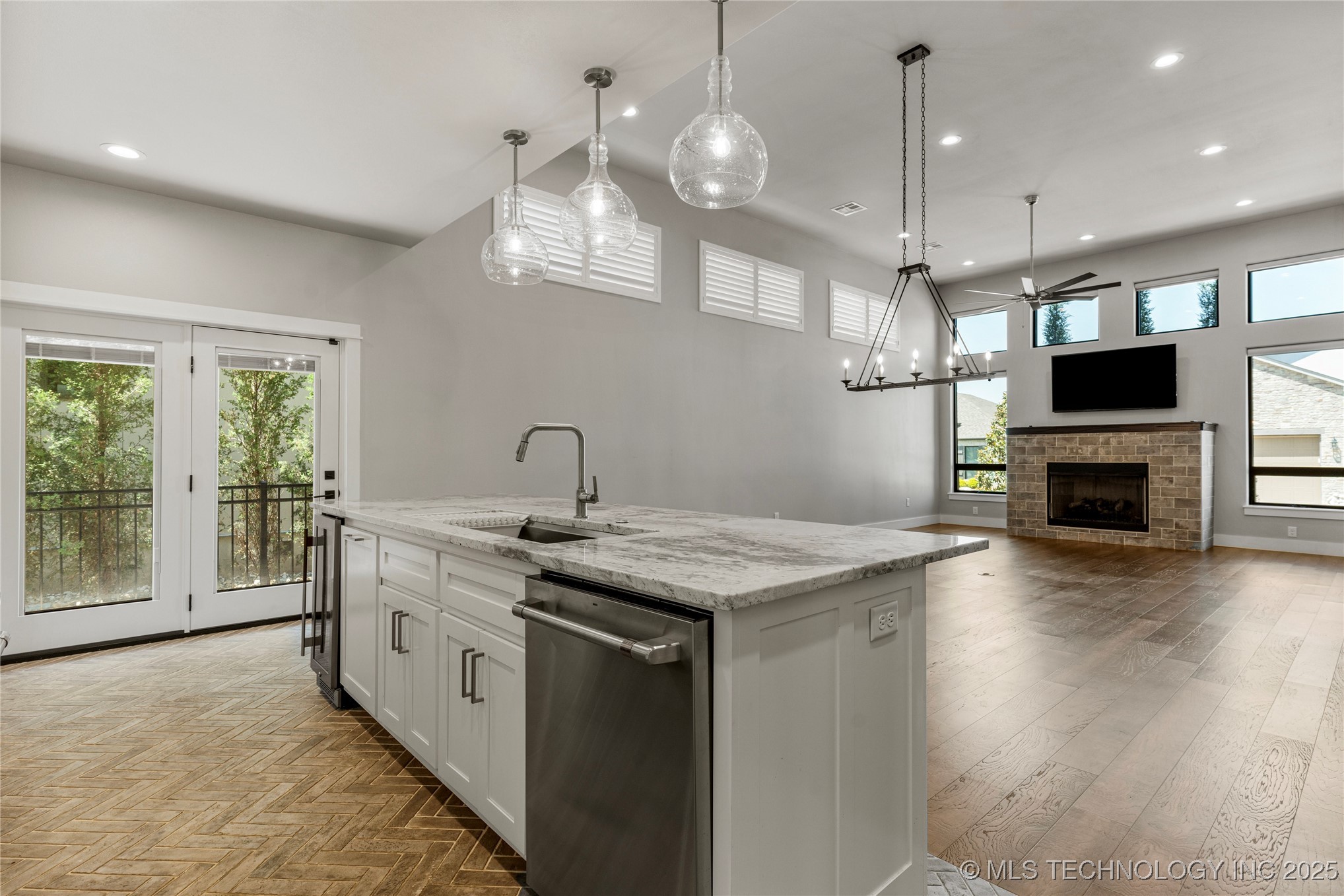 8505 S Phoenix Avenue Property Photo 11