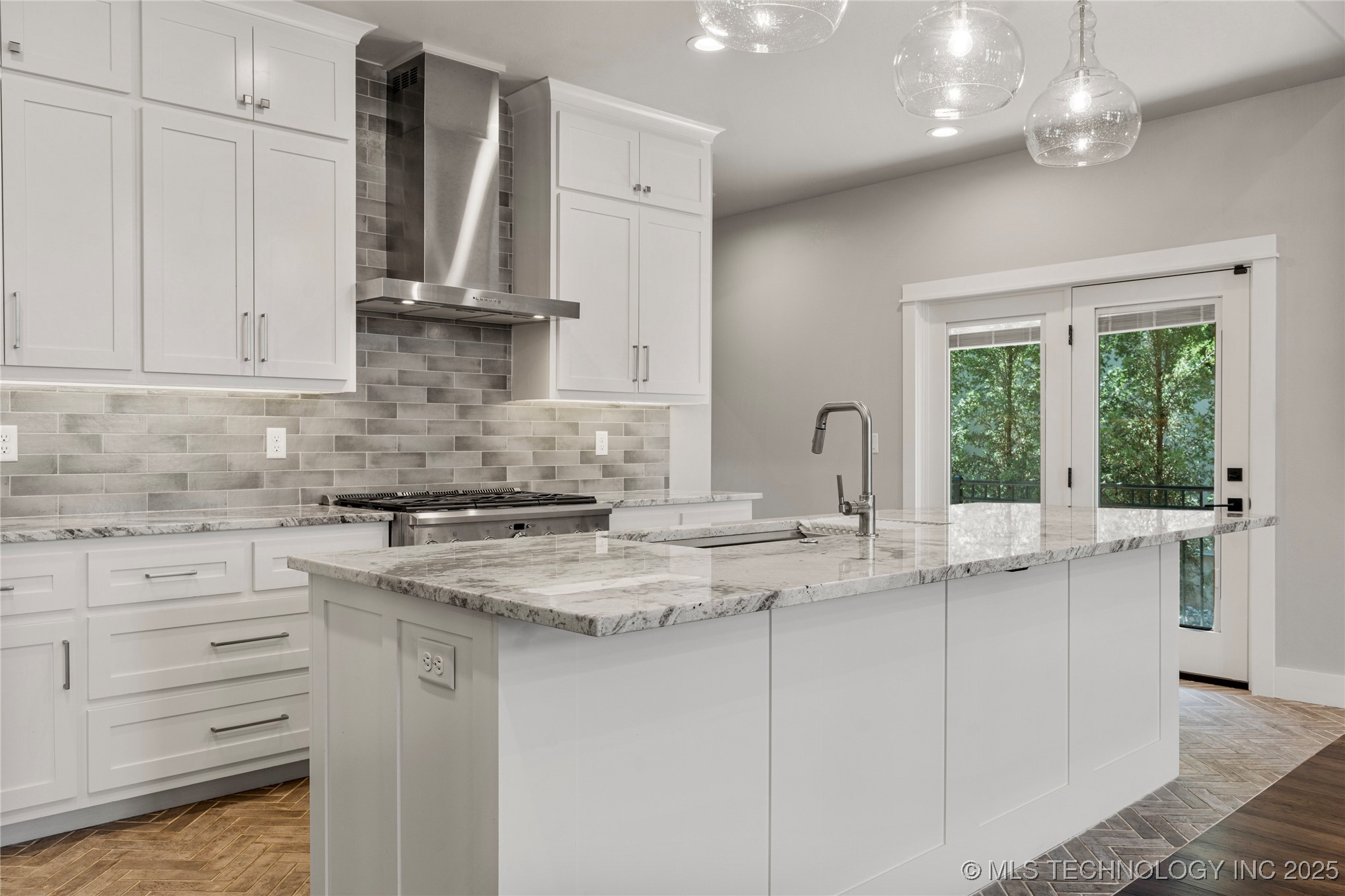 8505 S Phoenix Avenue Property Photo 13