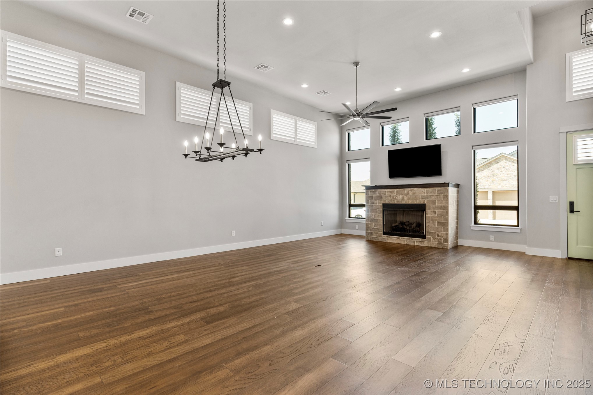 8505 S Phoenix Avenue Property Photo 14