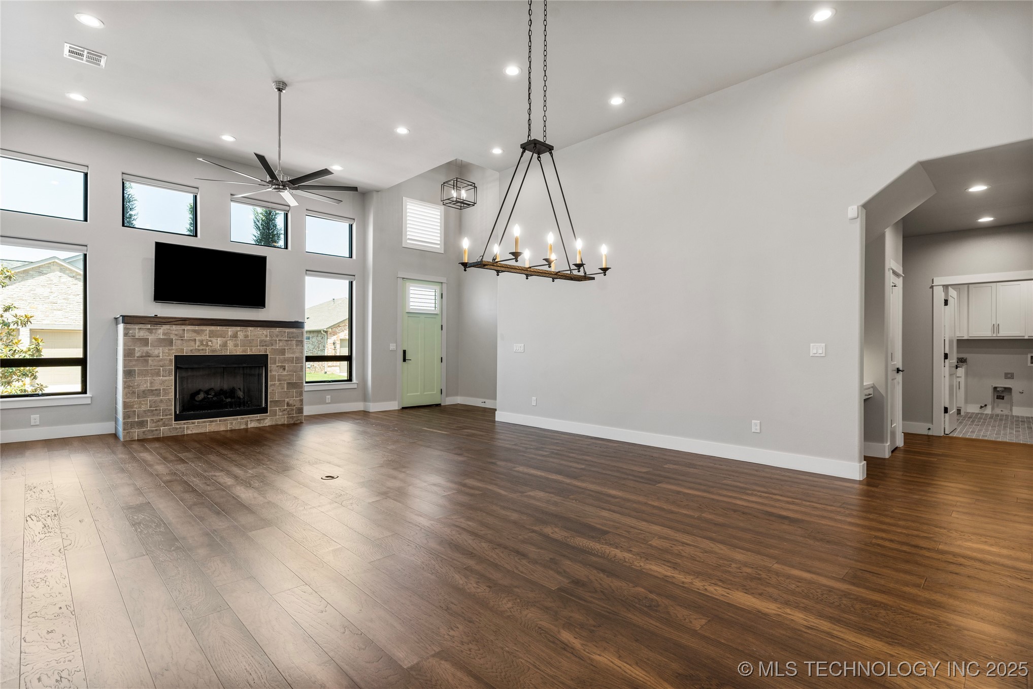 8505 S Phoenix Avenue Property Photo 15