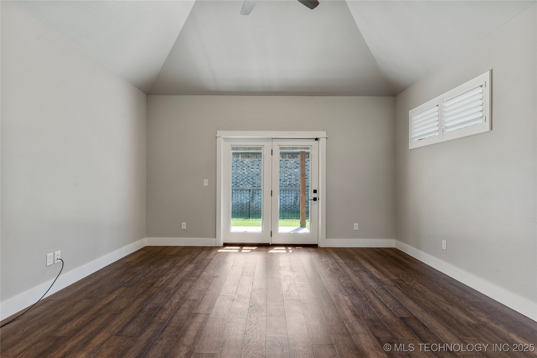 8505 S Phoenix Avenue Property Photo 16