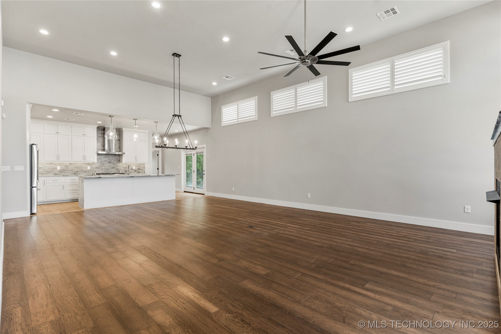 8505 S Phoenix Avenue Property Photo 18