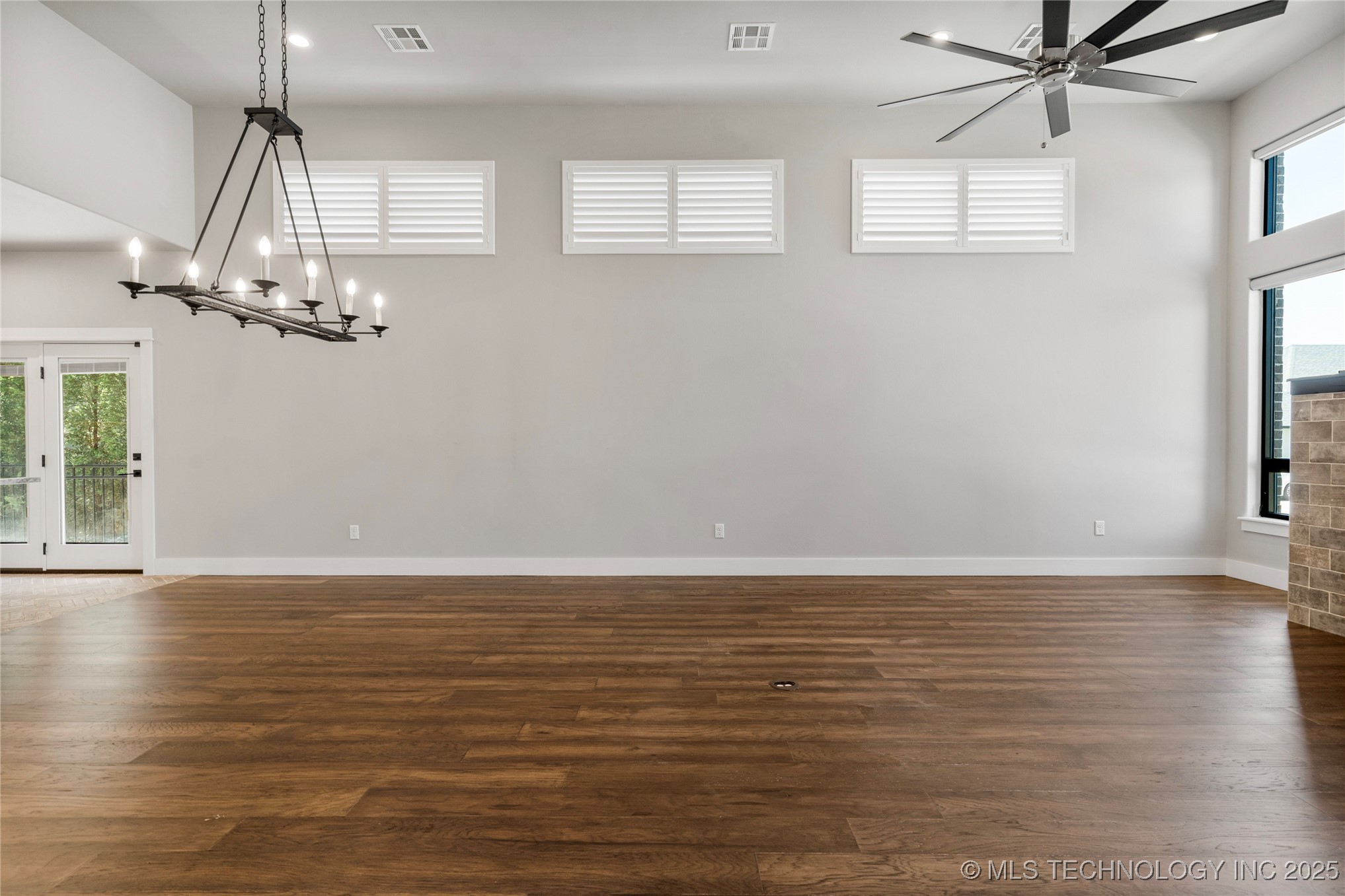 8505 S Phoenix Avenue Property Photo 21