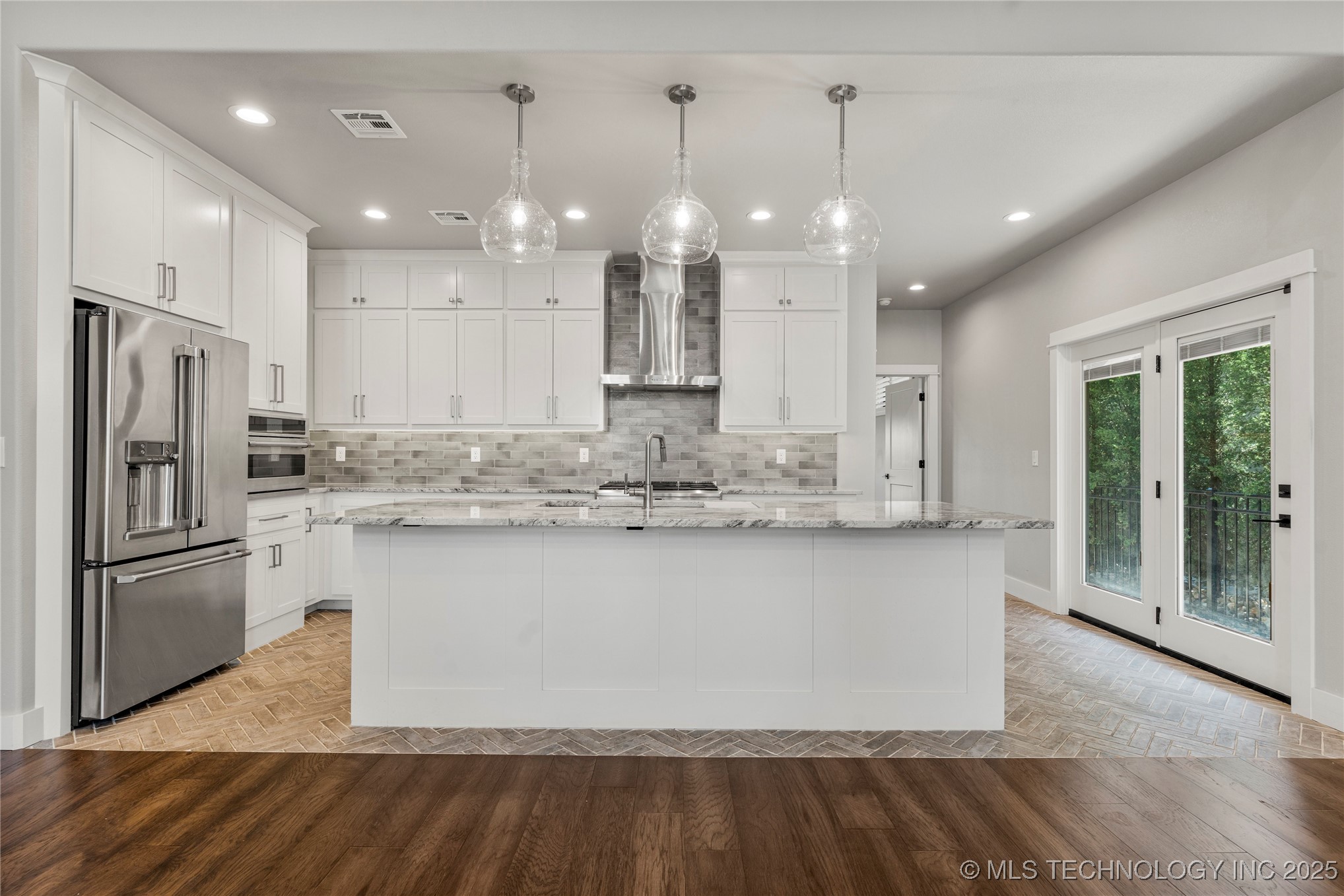 8505 S Phoenix Avenue Property Photo 24