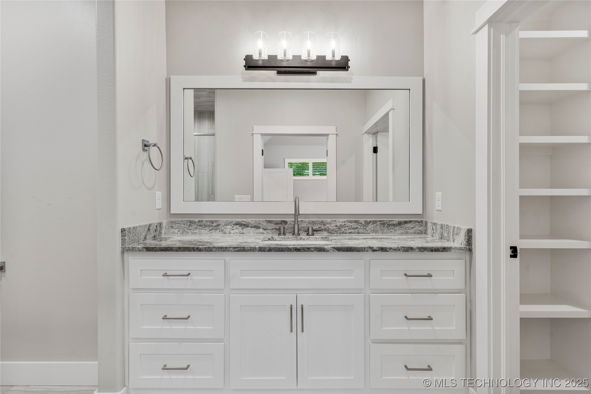 8505 S Phoenix Avenue Property Photo 25