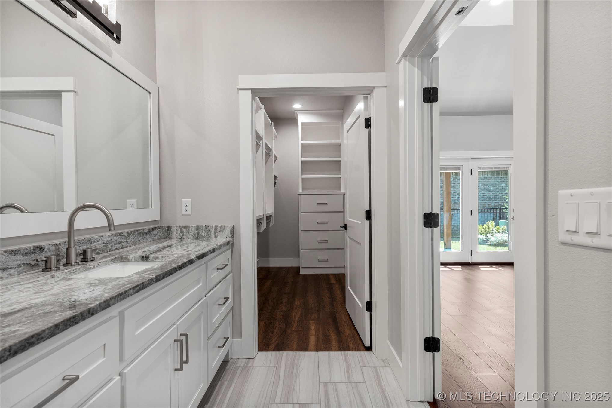 8505 S Phoenix Avenue Property Photo 26