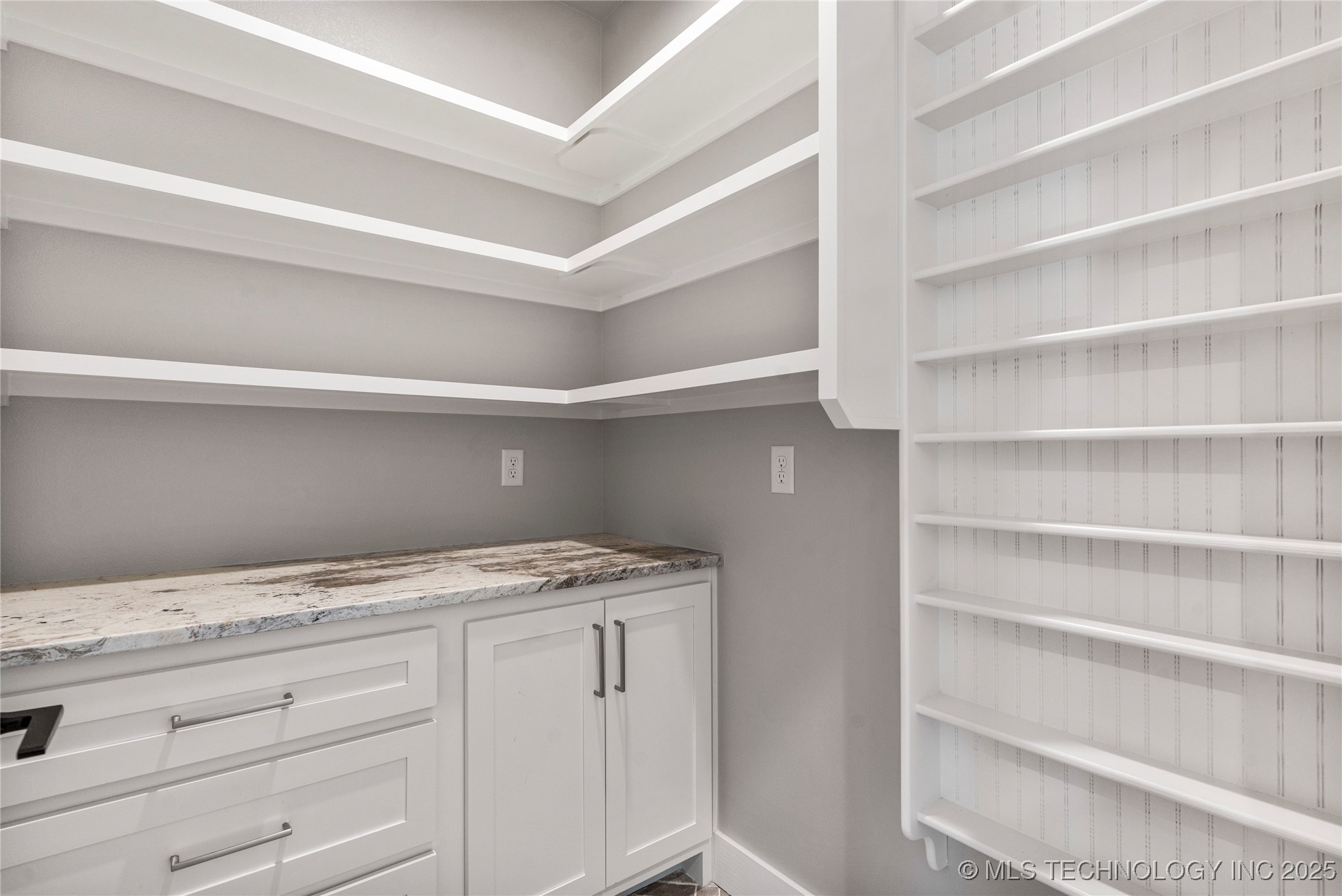 8505 S Phoenix Avenue Property Photo 31