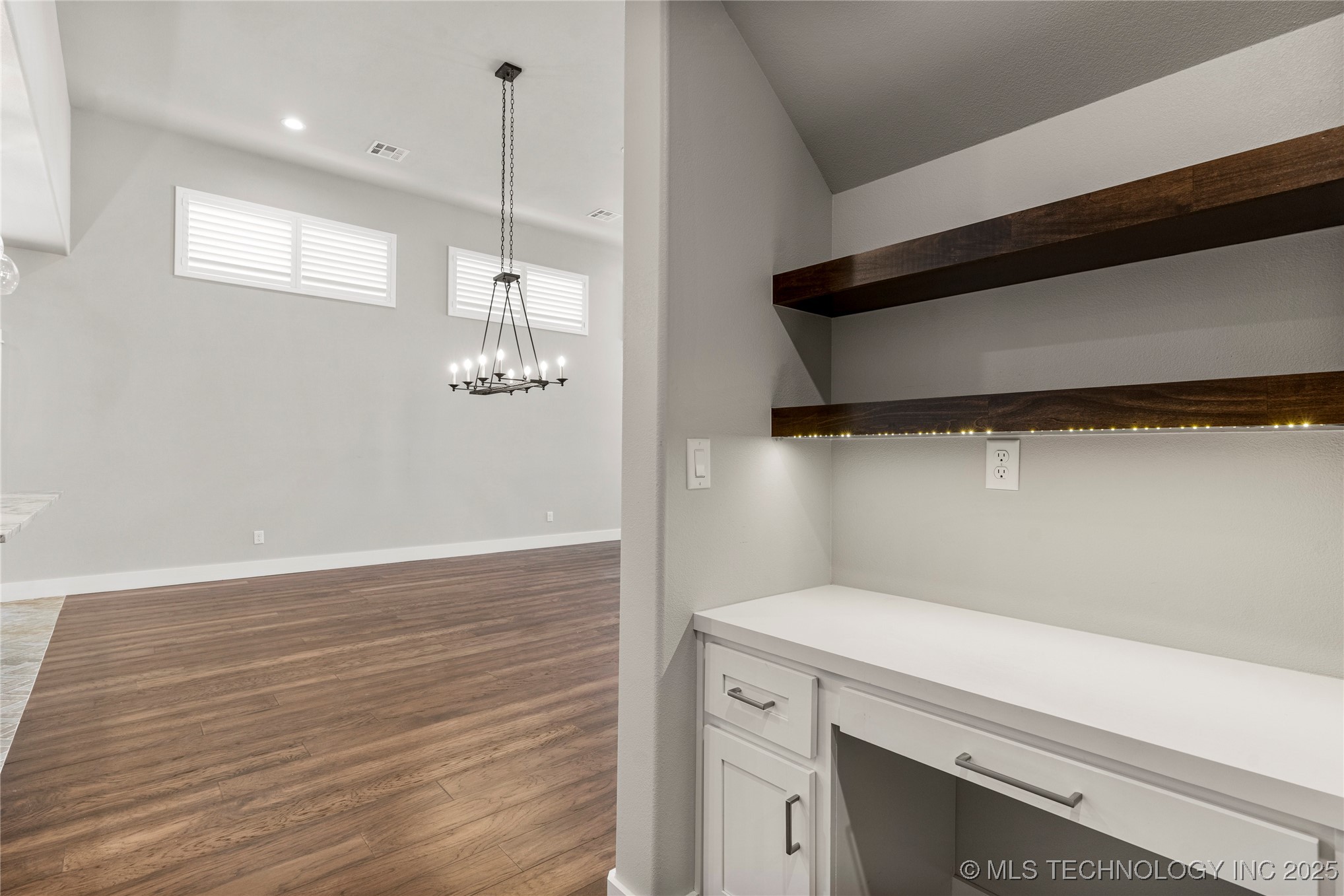 8505 S Phoenix Avenue Property Photo 32