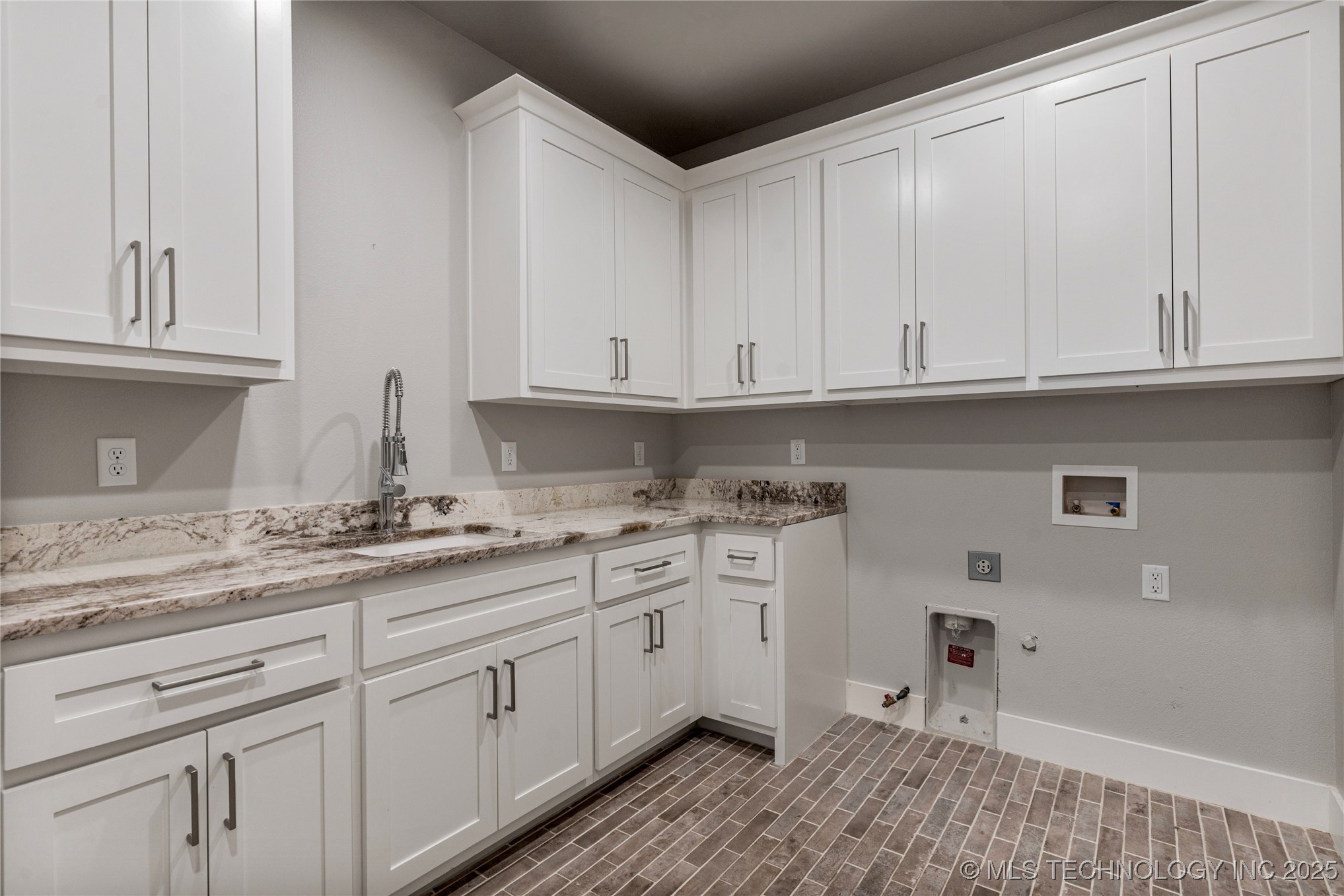 8505 S Phoenix Avenue Property Photo 33