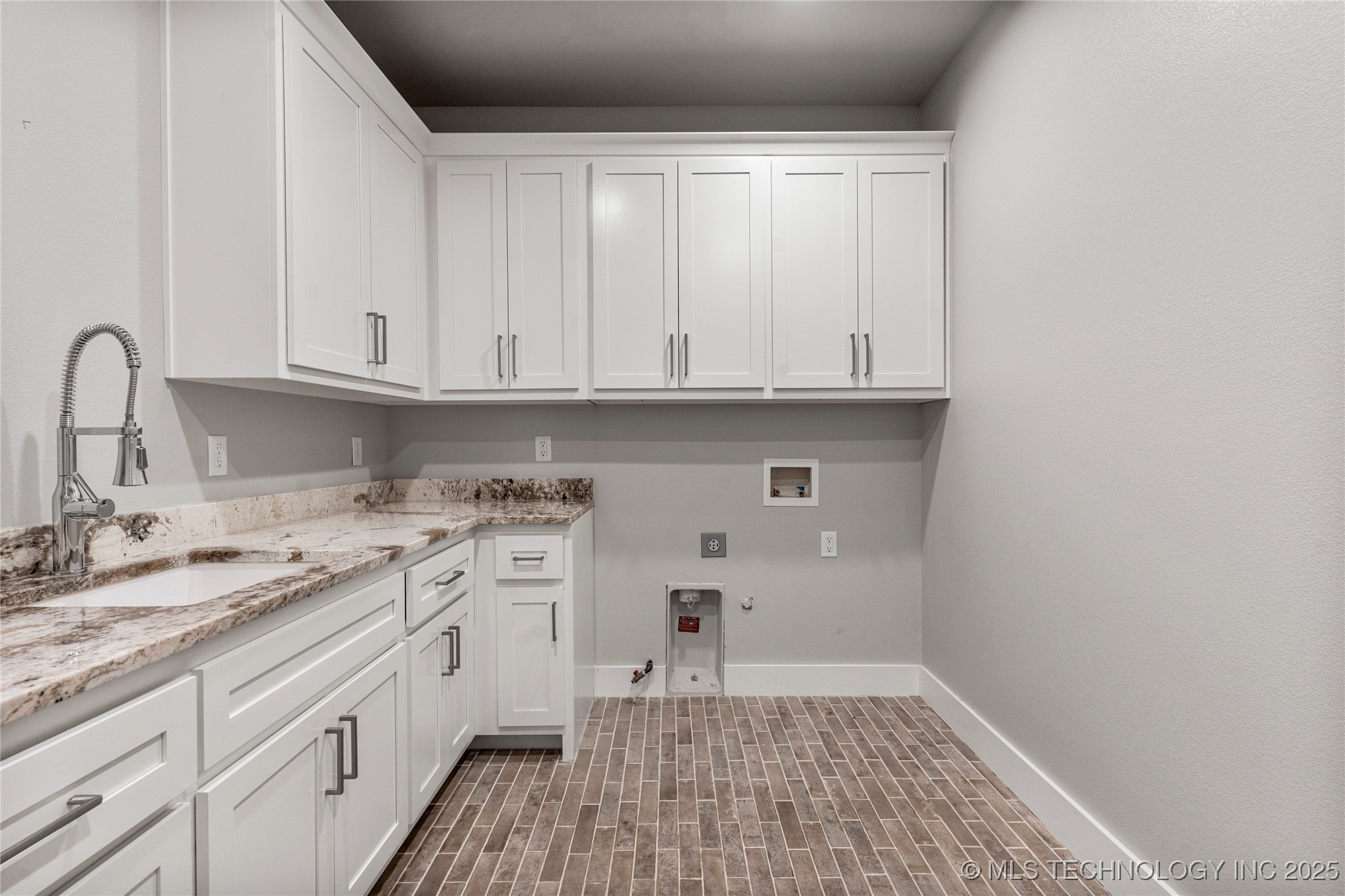 8505 S Phoenix Avenue Property Photo 34