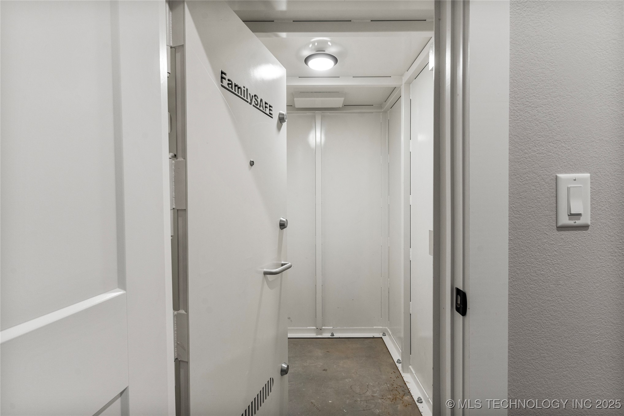 8505 S Phoenix Avenue Property Photo 36