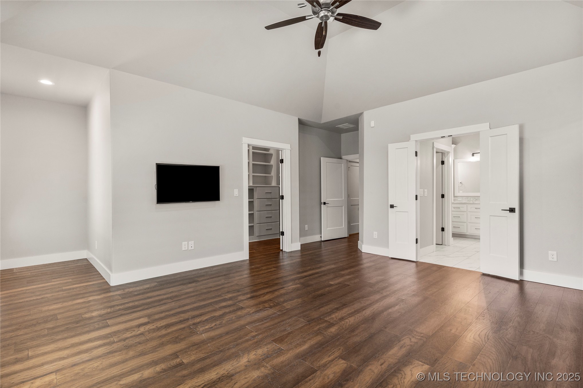 8505 S Phoenix Avenue Property Photo 39