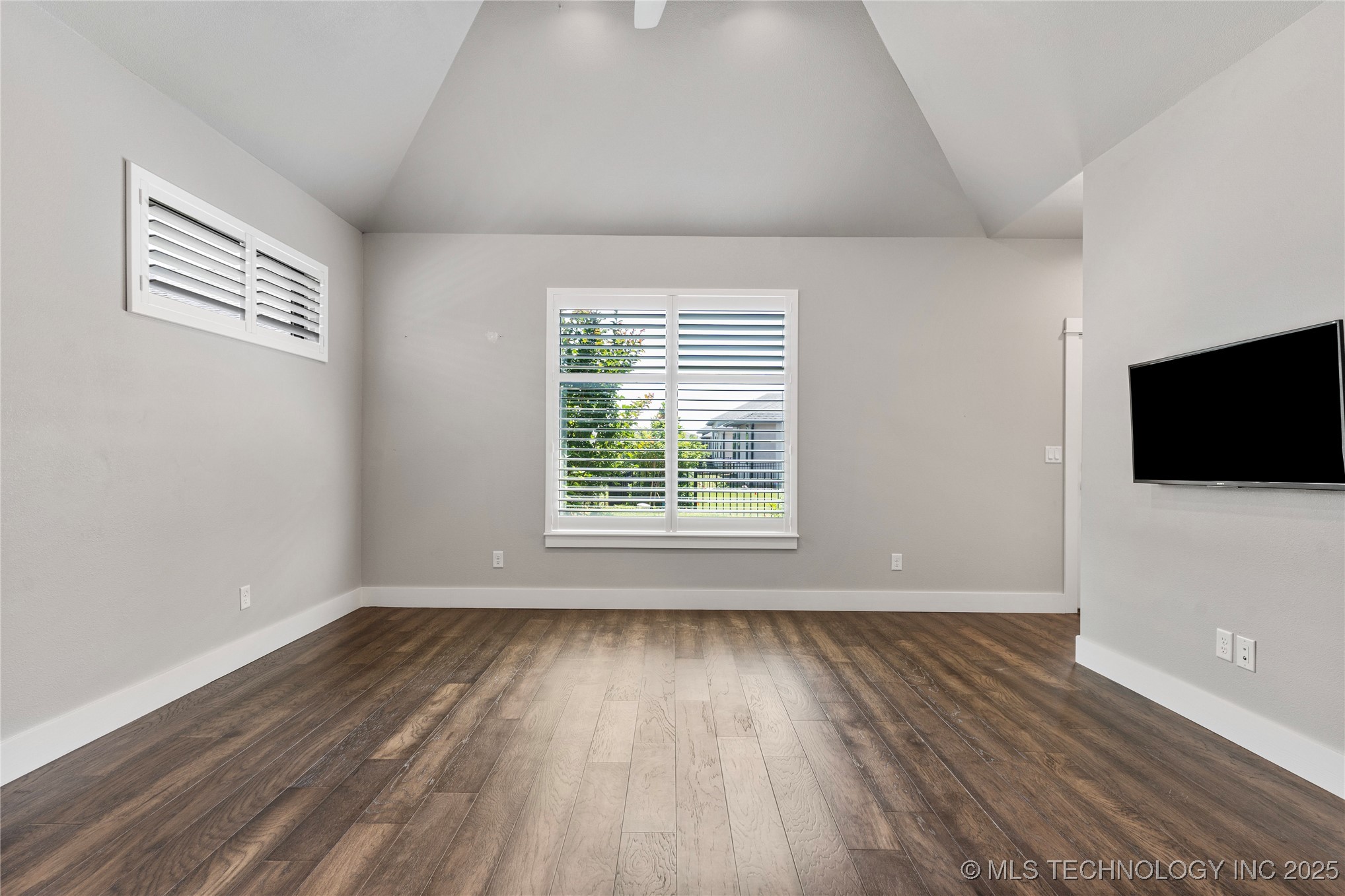 8505 S Phoenix Avenue Property Photo 43