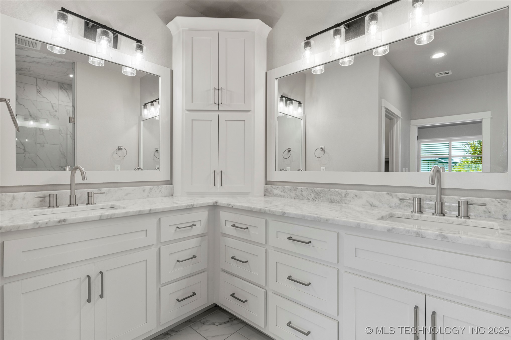 8505 S Phoenix Avenue Property Photo 46