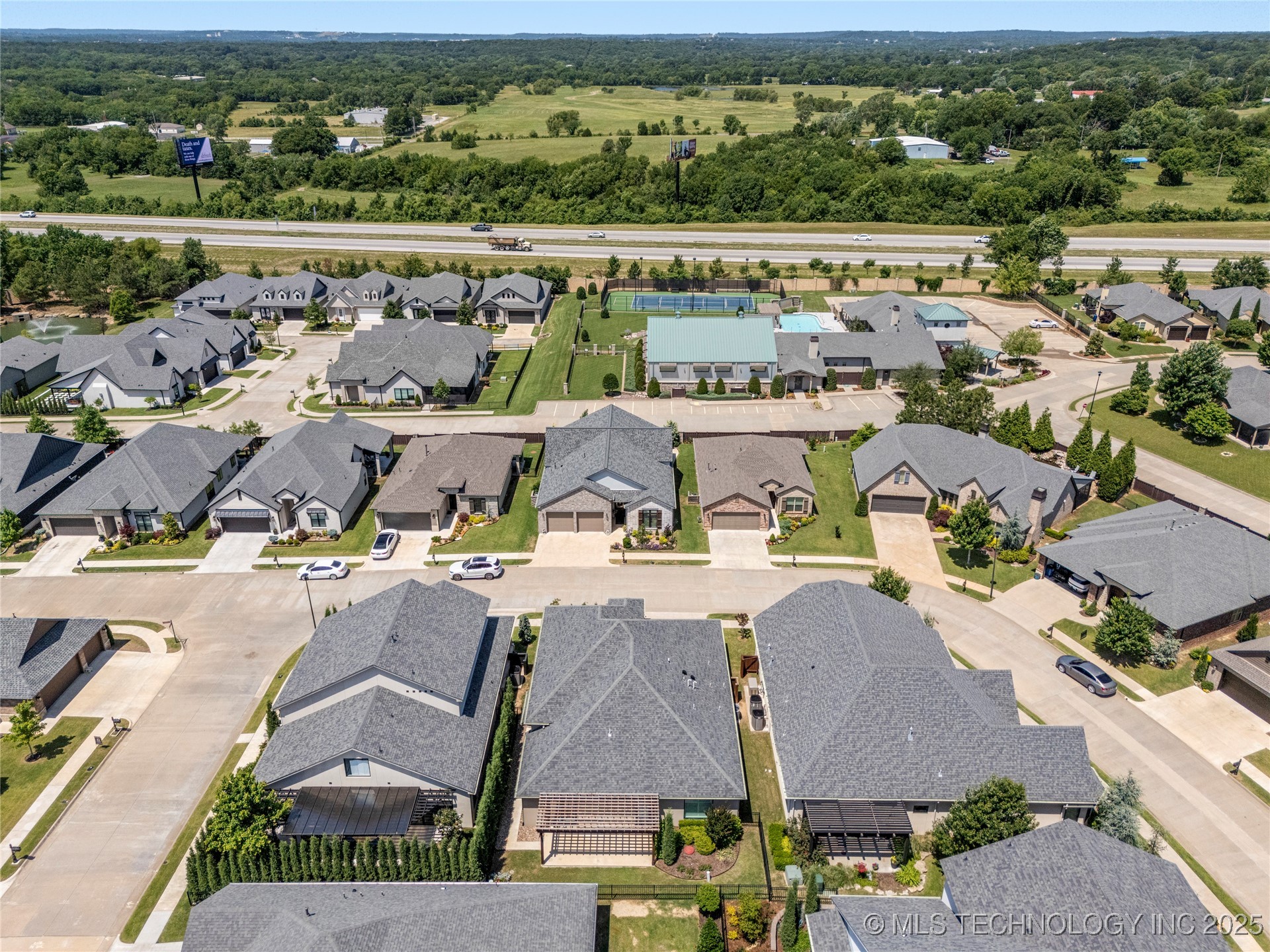 8505 S Phoenix Avenue Property Photo 56