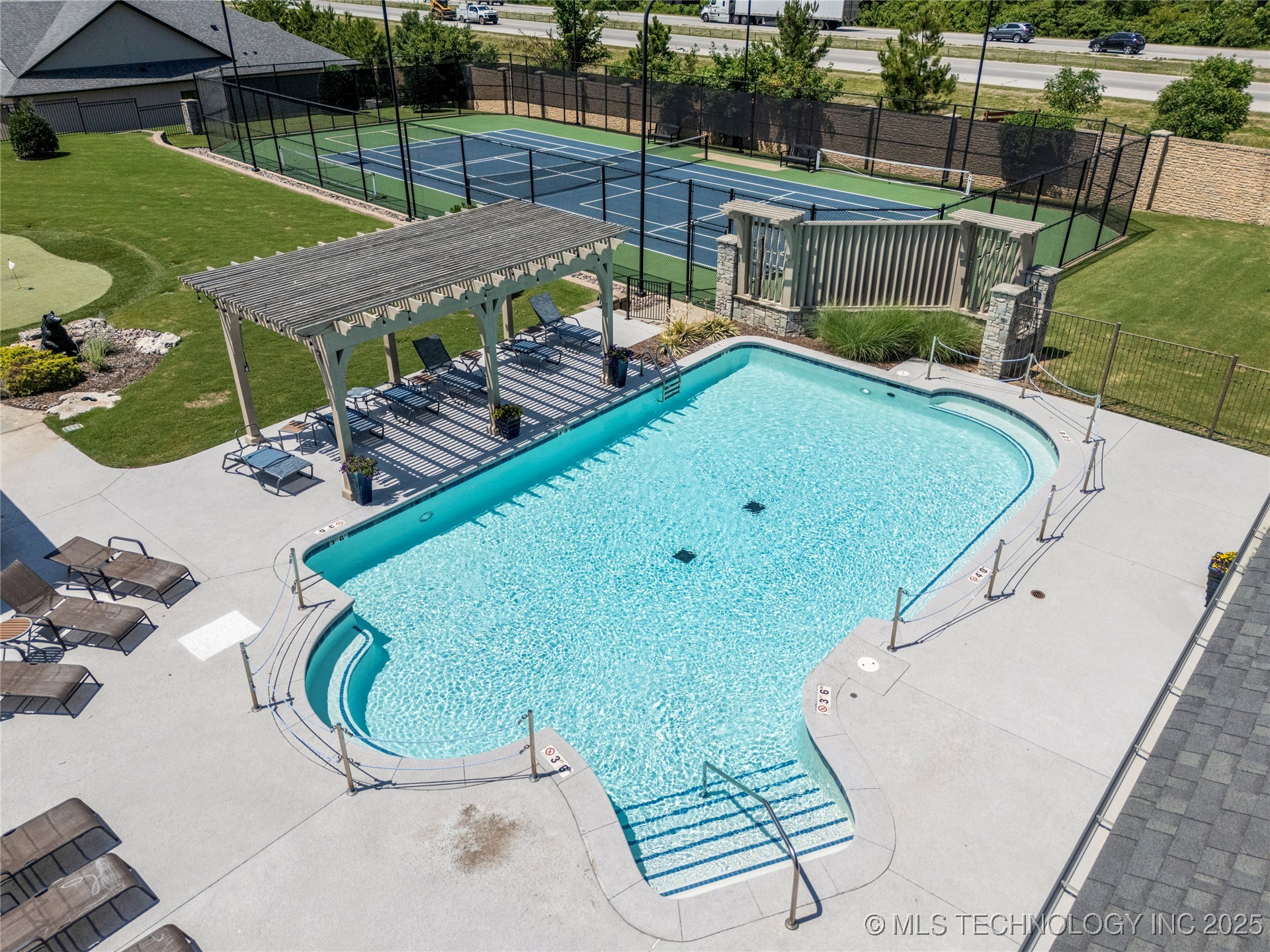 8505 S Phoenix Avenue Property Photo 58