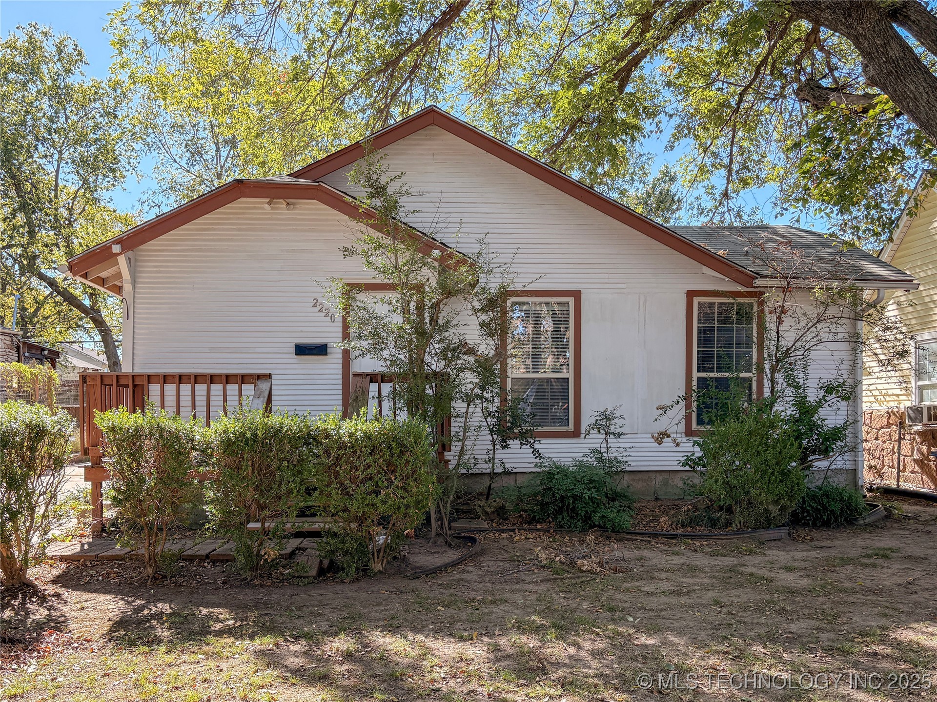 2220 W 40th Street Property Photo 1