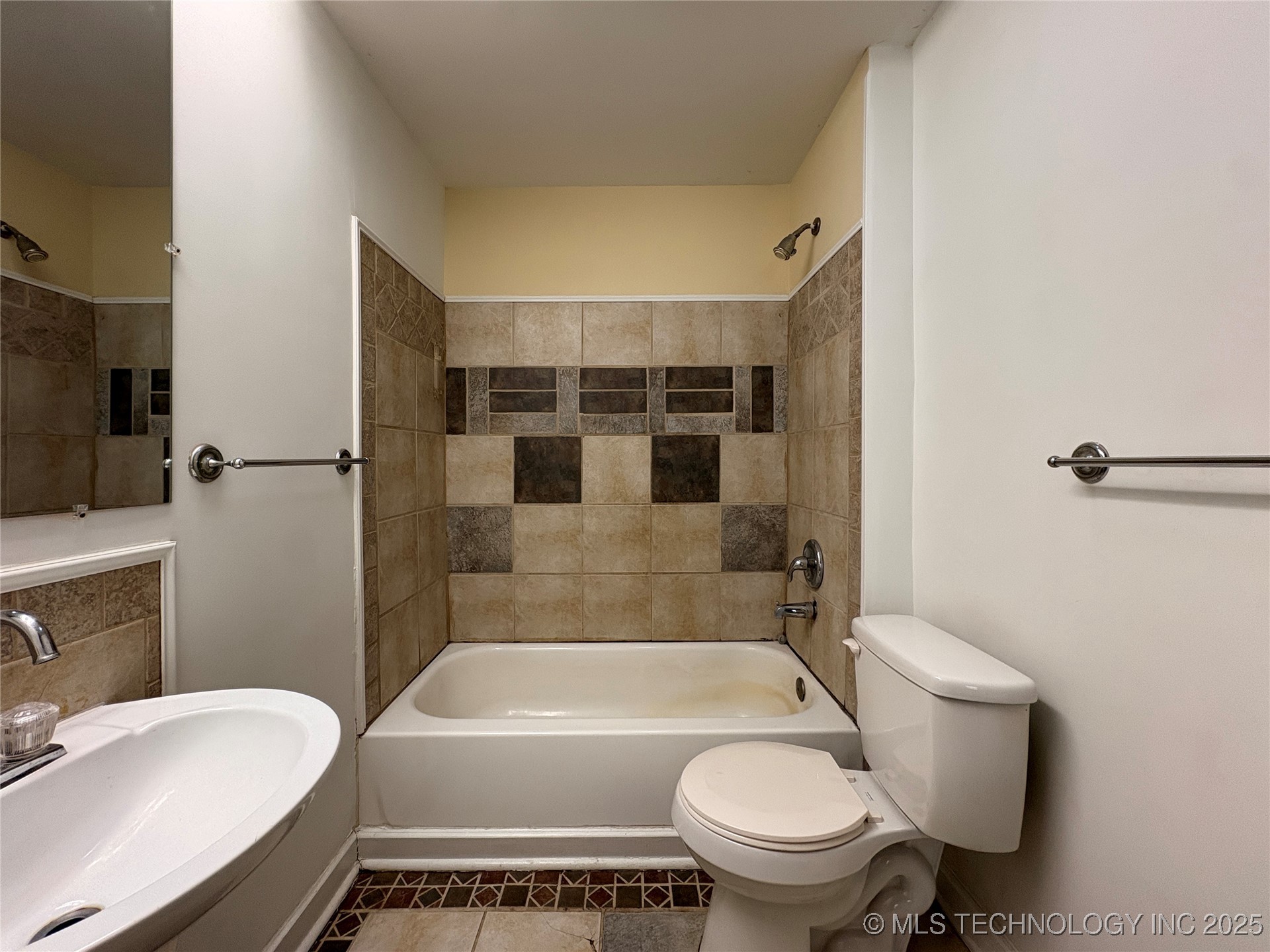 2220 W 40th Street Property Photo 15
