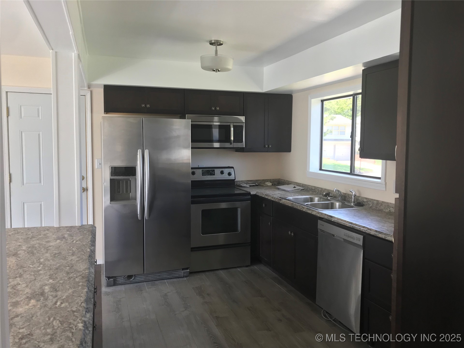 408 E 40th Place North Property Photo 2