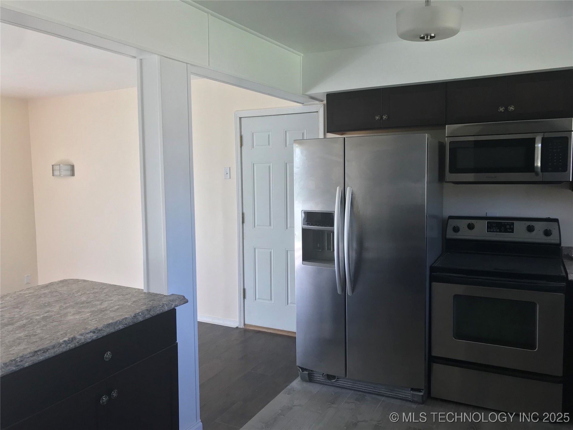 408 E 40th Place North Property Photo 3