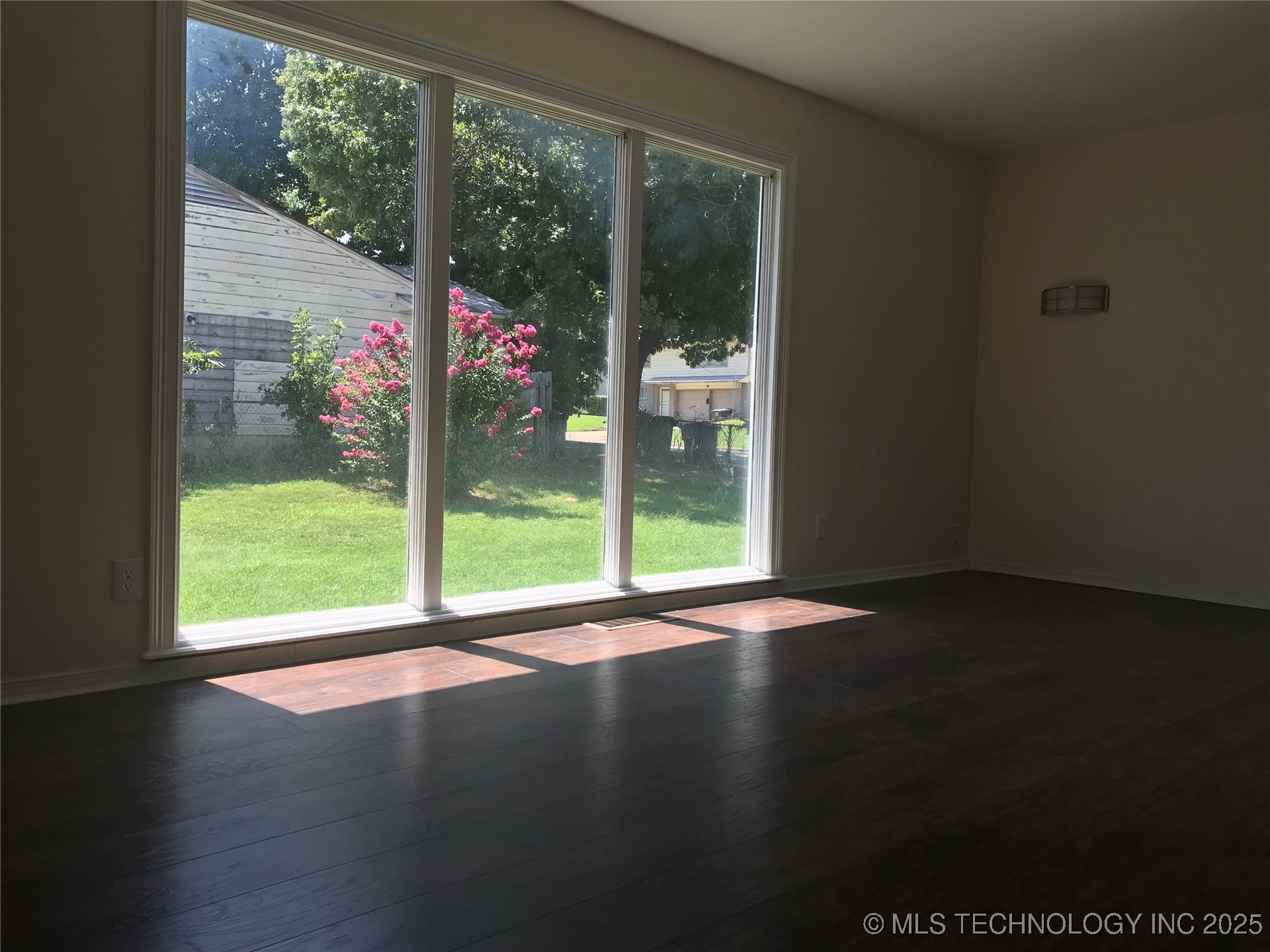 408 E 40th Place North Property Photo 4