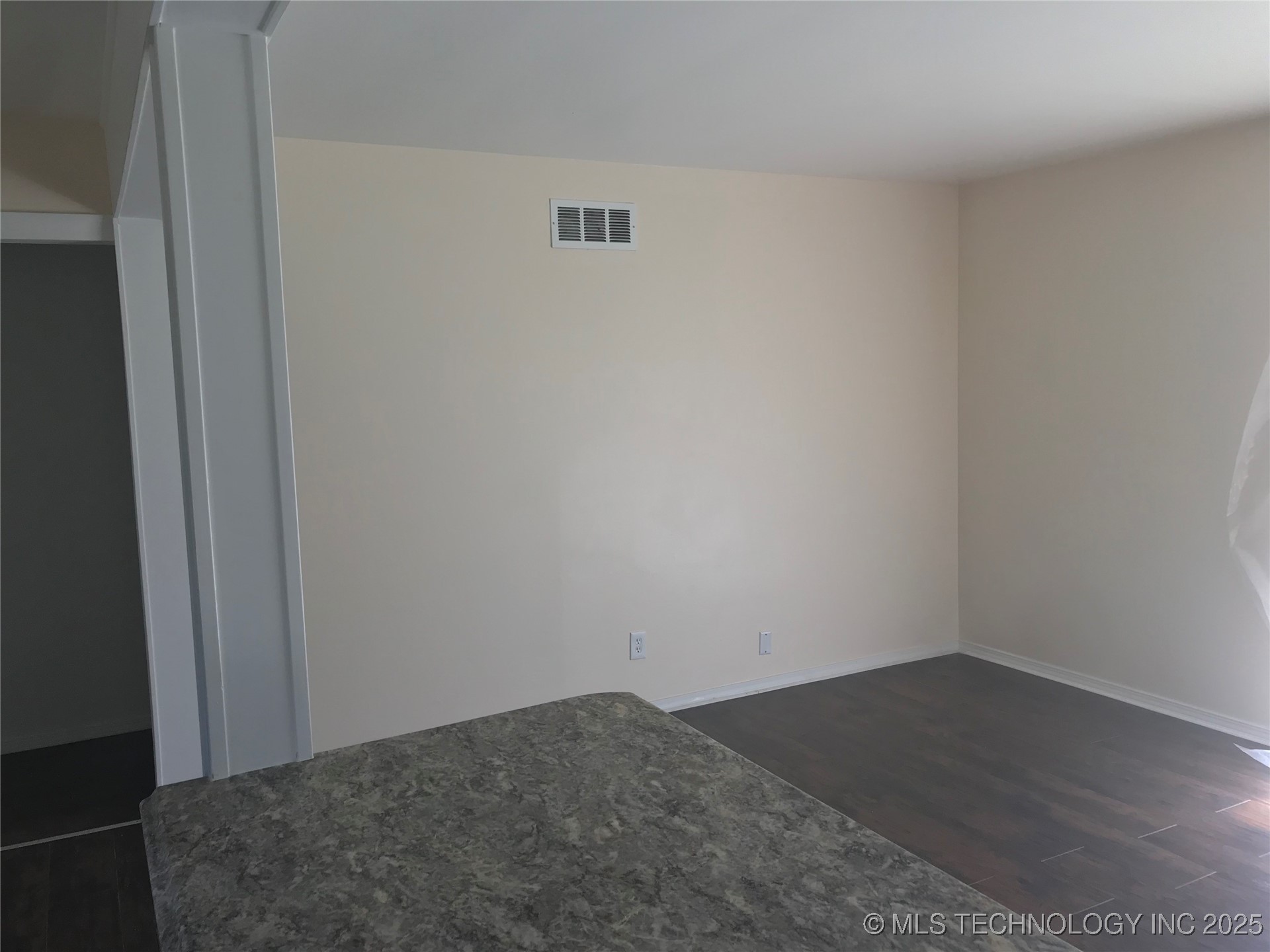 408 E 40th Place North Property Photo 5