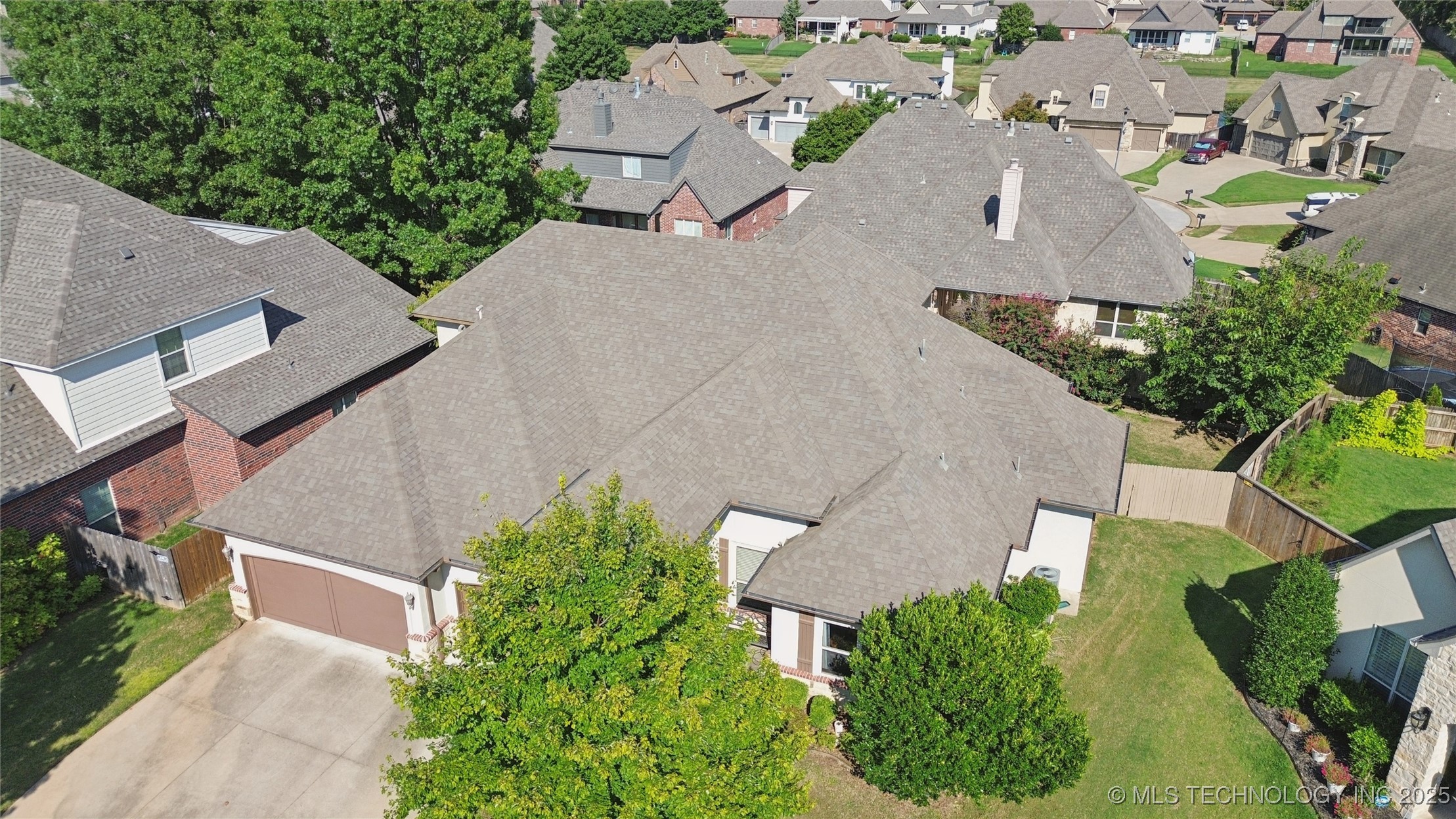 11285 S 73rd Place Property Photo 3