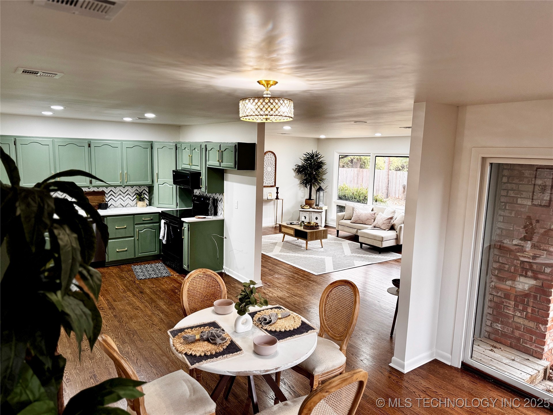 4320 E 60th Street Property Photo 8