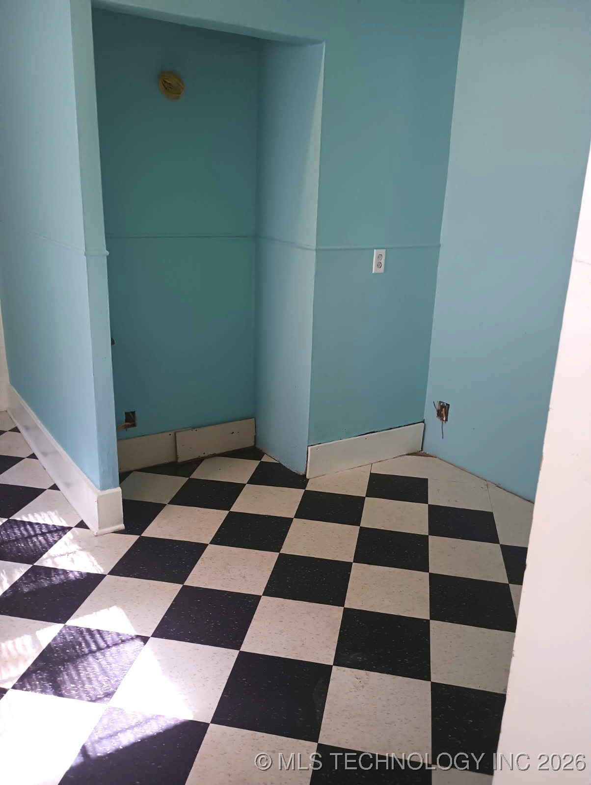 1302 S Elwood Avenue Property Photo 36