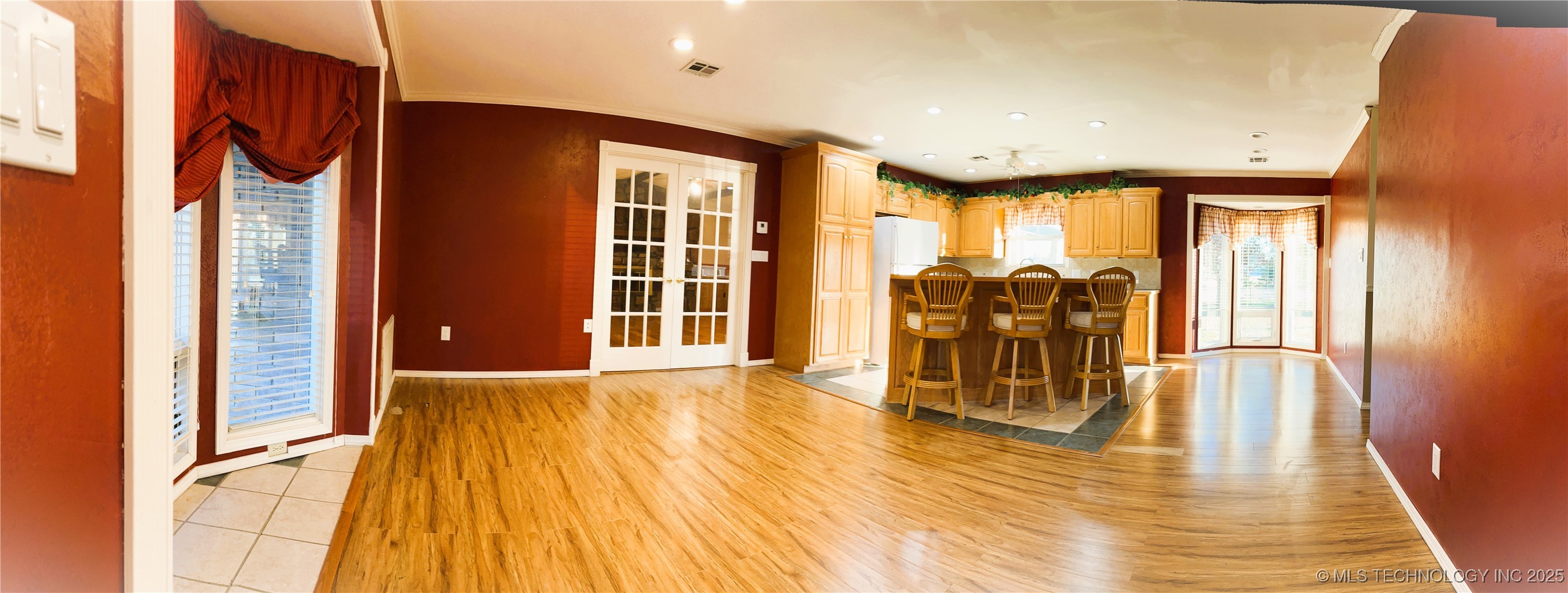 1230 Se 2nd Court Property Photo 2