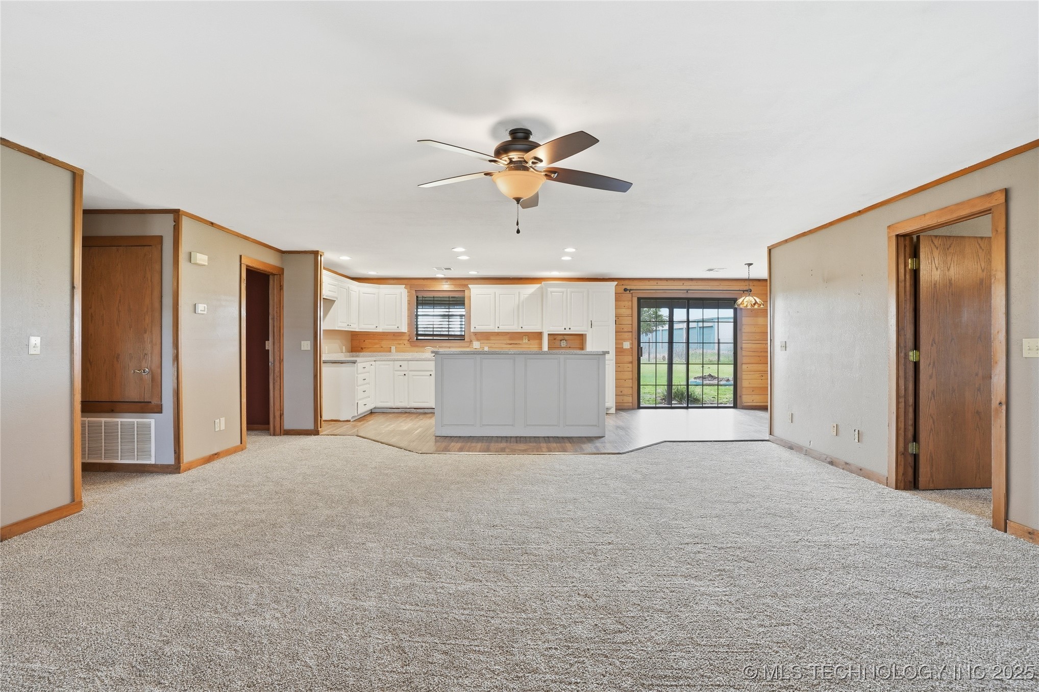 17310 E 400 Road Property Photo 9