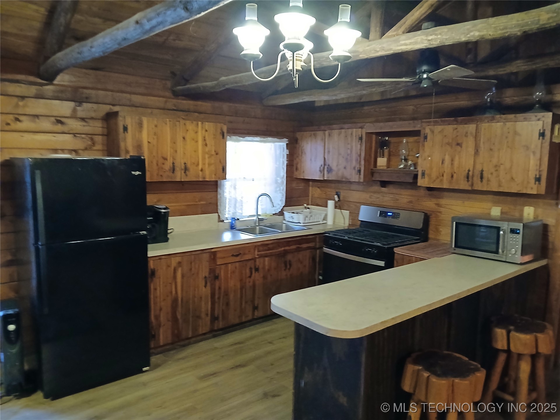 414823 Sherman Road Property Photo 4