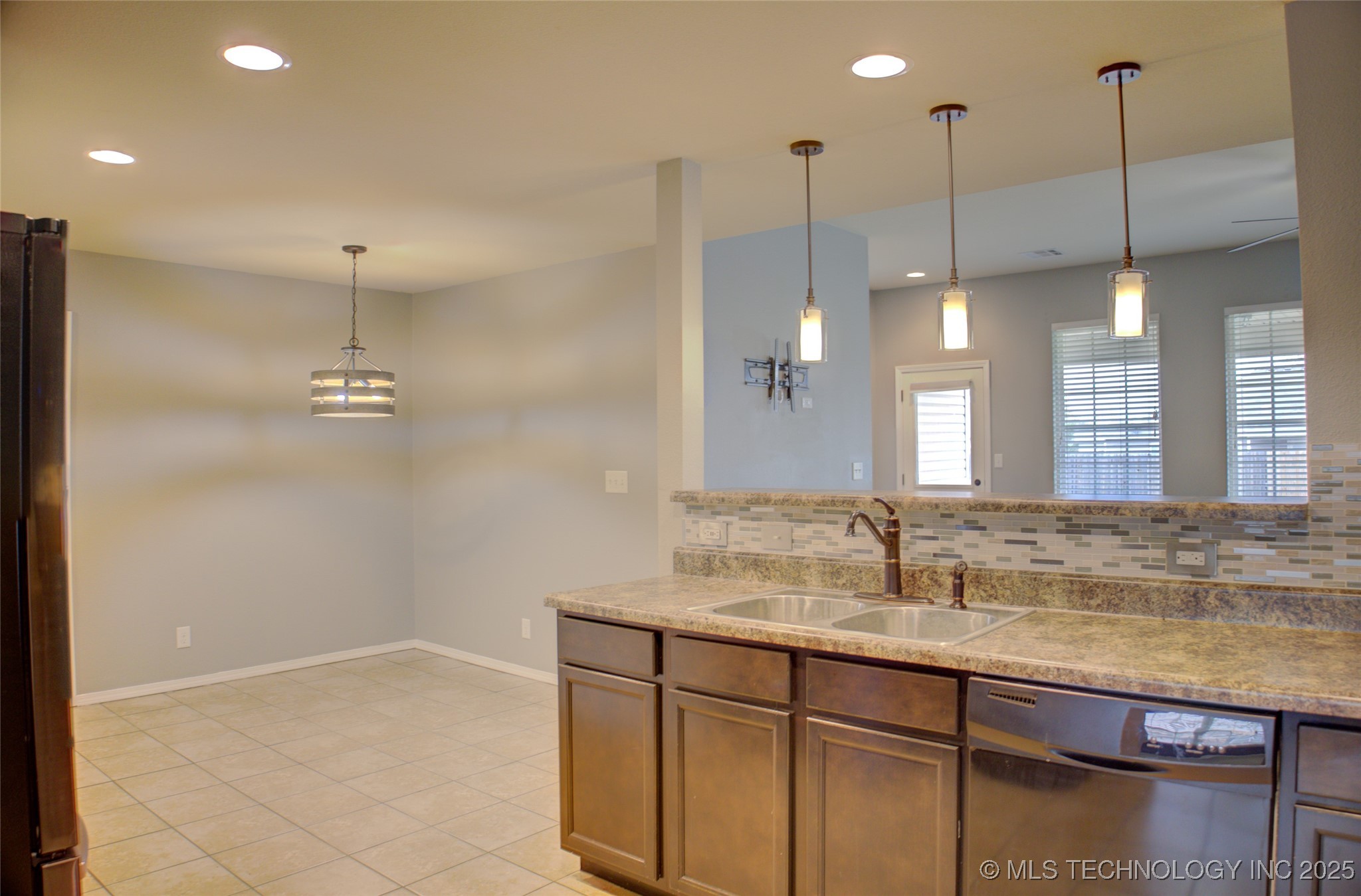 7313 S Gardenia Avenue Property Photo 14