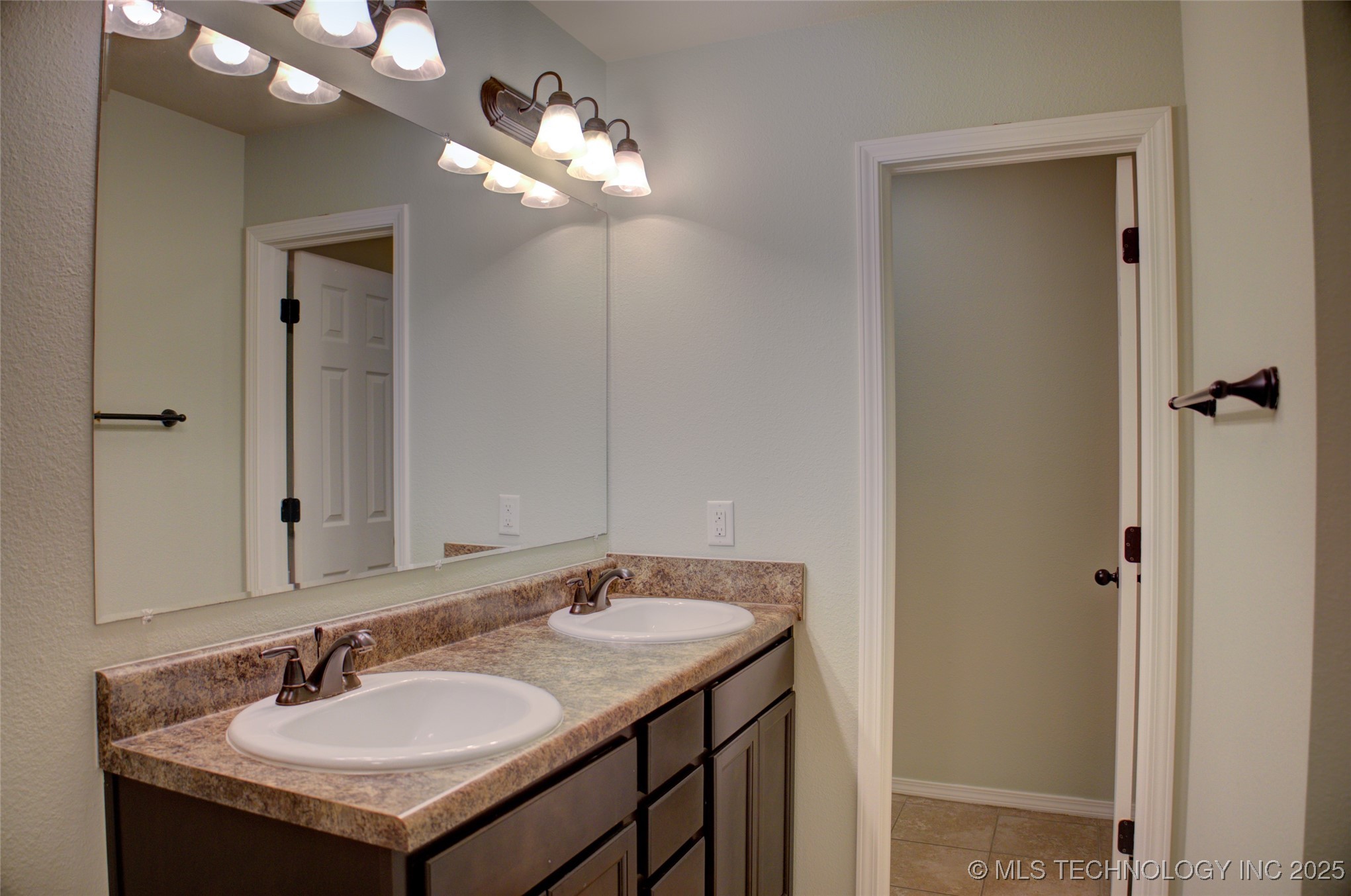 7313 S Gardenia Avenue Property Photo 34