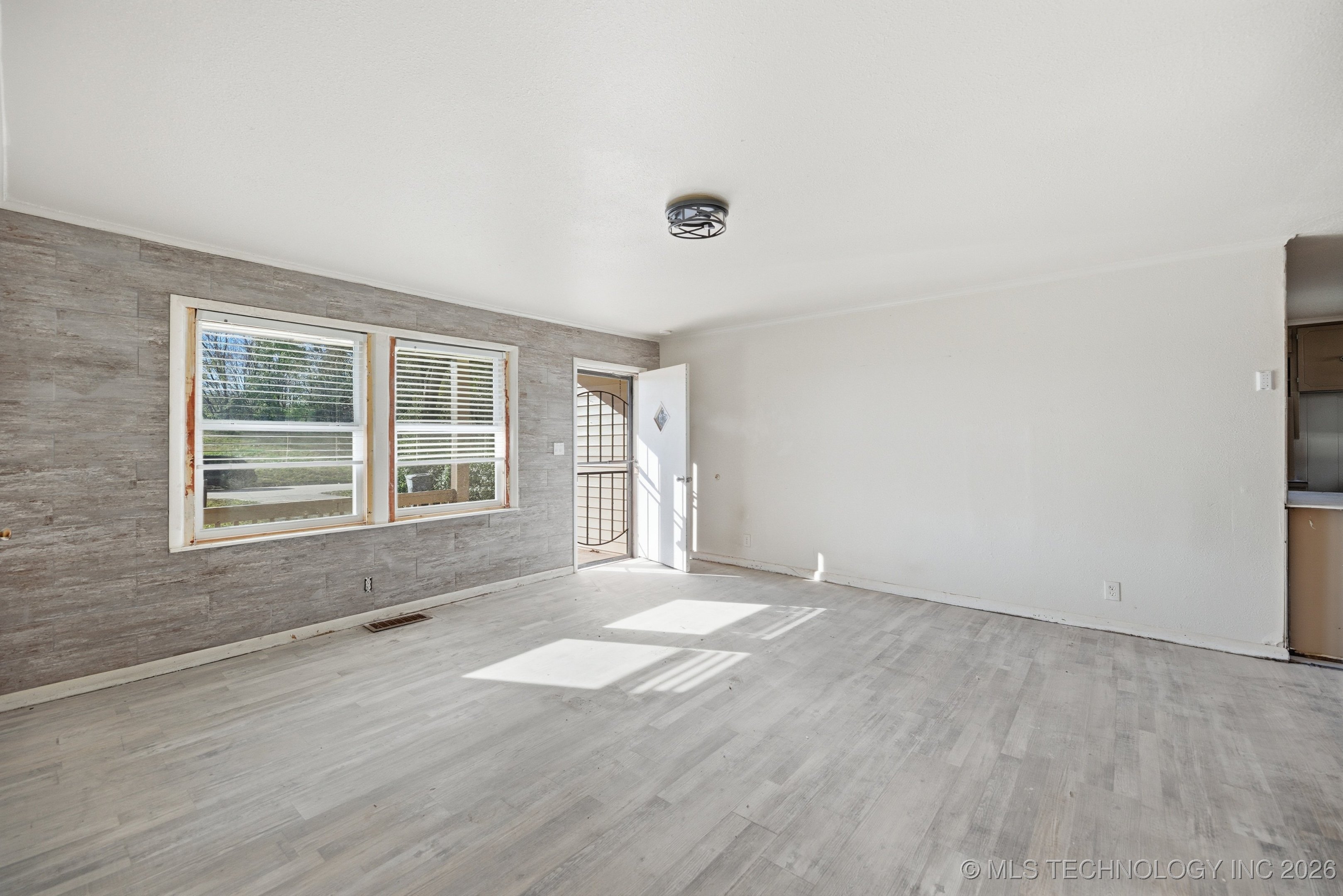 111 E 26th Place North Property Photo 7