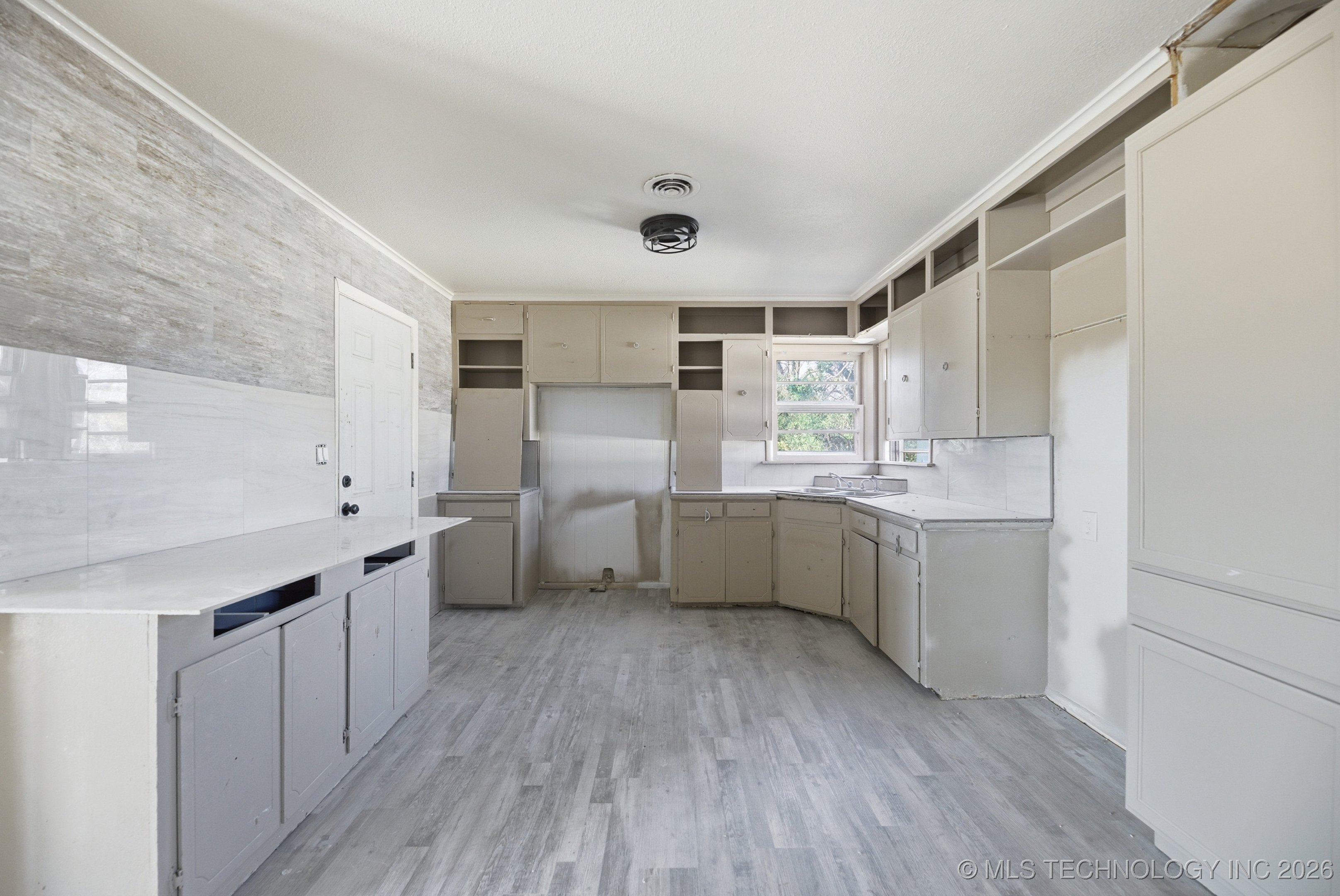 111 E 26th Place North Property Photo 9