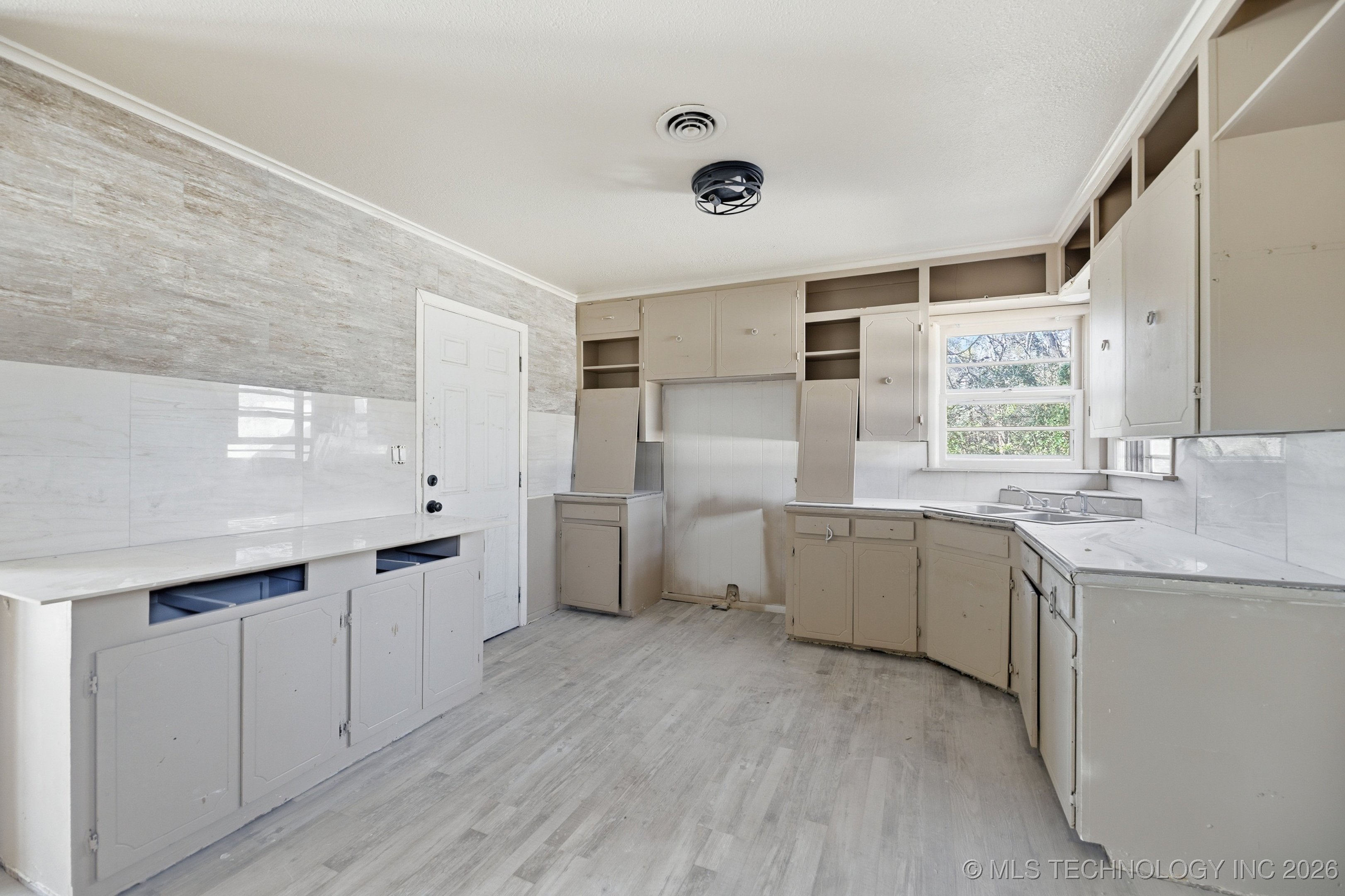 111 E 26th Place North Property Photo 11